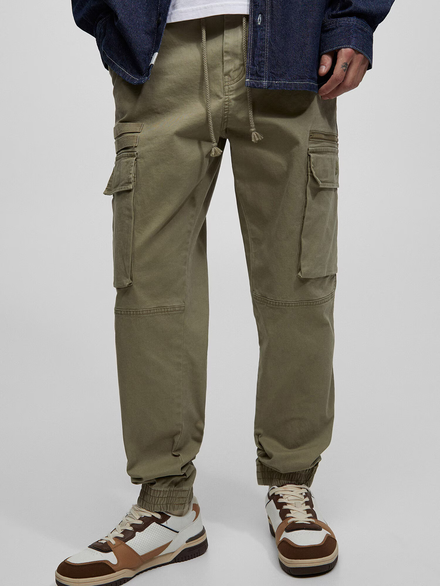 Pull&Bear Pantaloni cu buzunare kaki - Pled.ro