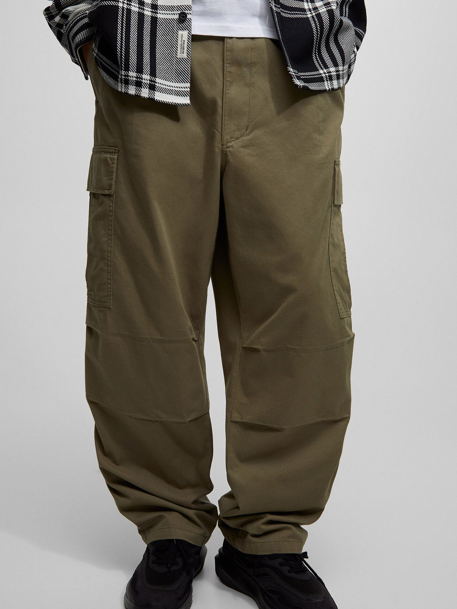 Pull&Bear Pantaloni cu buzunare oliv - Pled.ro