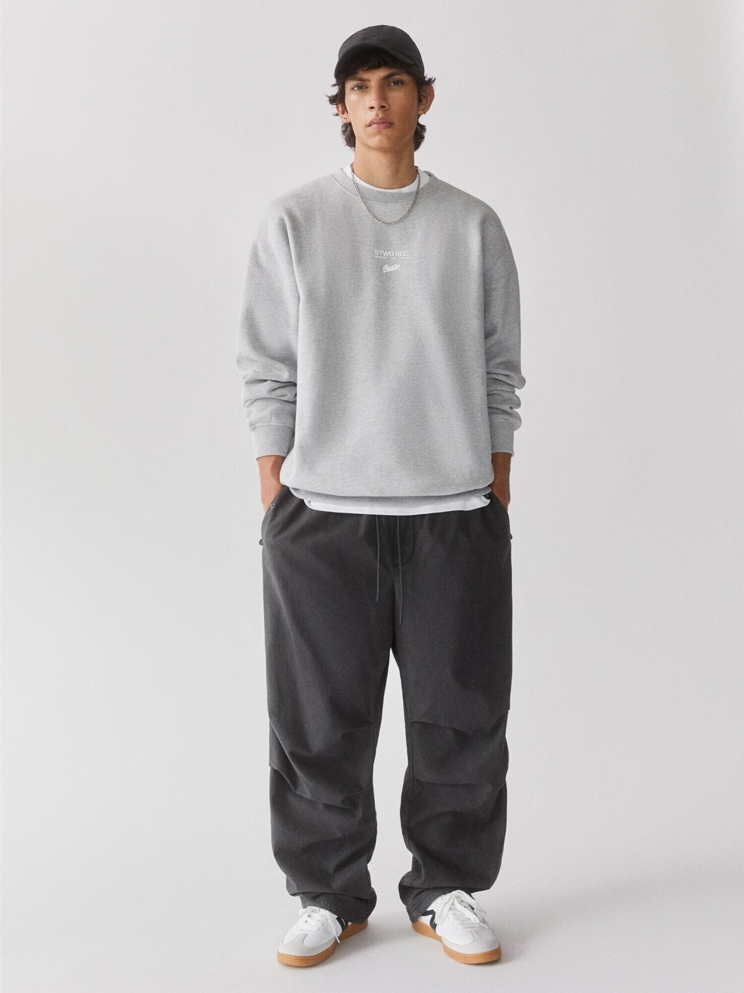 Pull&Bear Pantaloni gri - Pled.ro