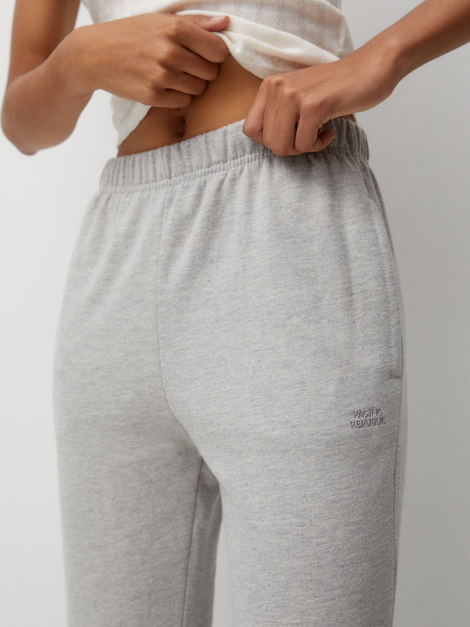 Pull&Bear Pantaloni gri amestecat - Pled.ro