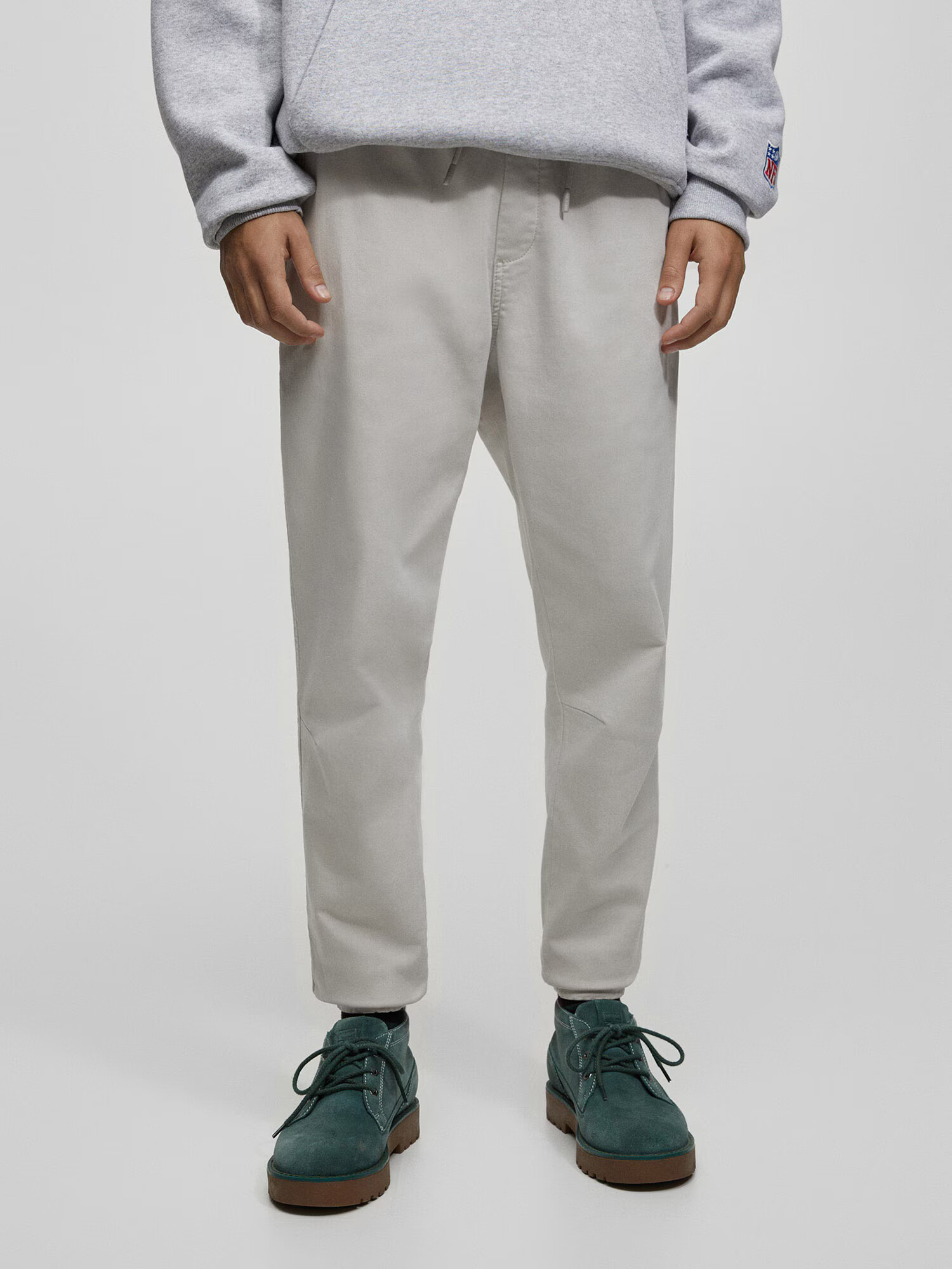 Pull&Bear Pantaloni gri deschis - Pled.ro