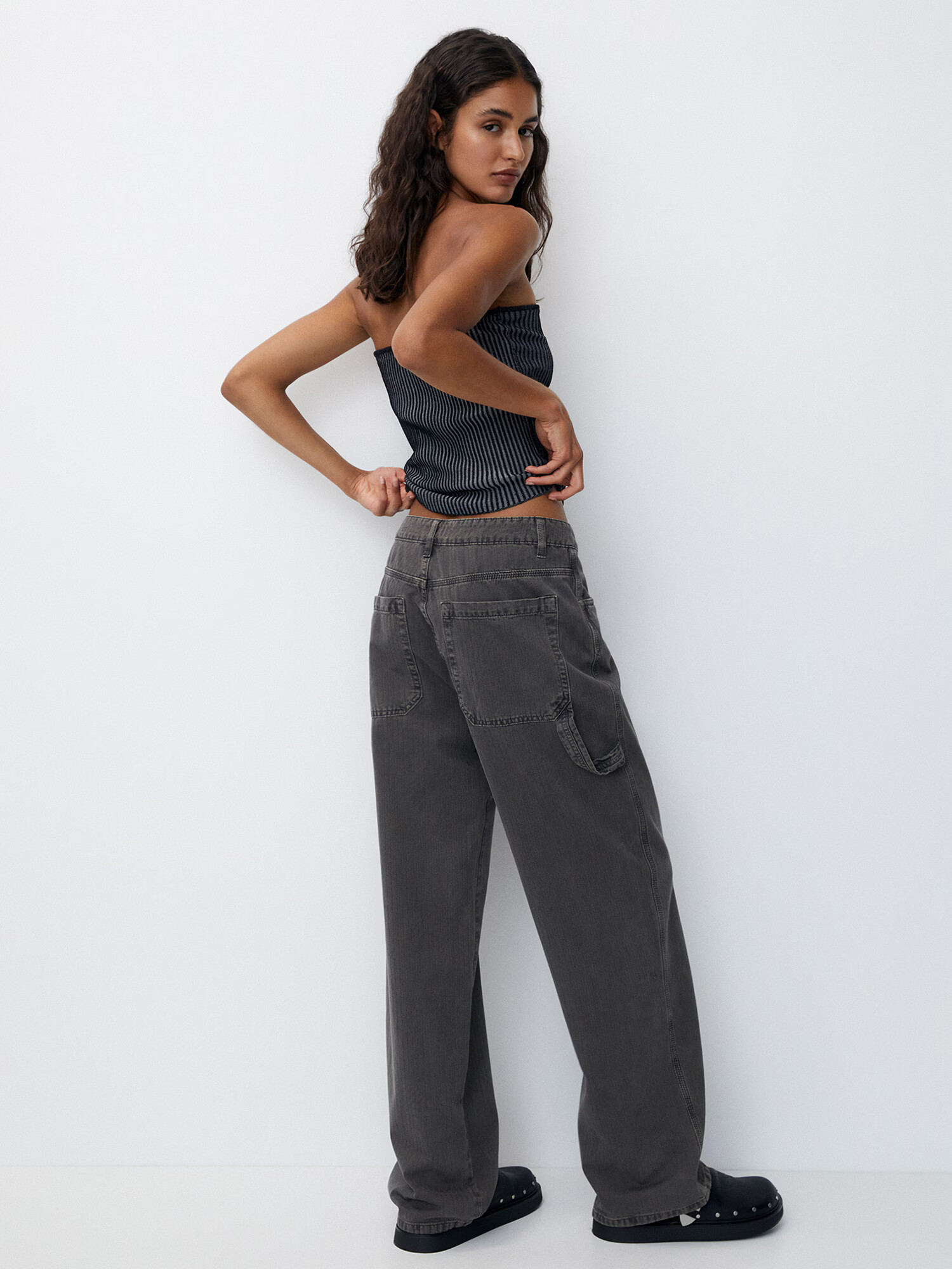 Pull&Bear Pantaloni gri grafit - Pled.ro