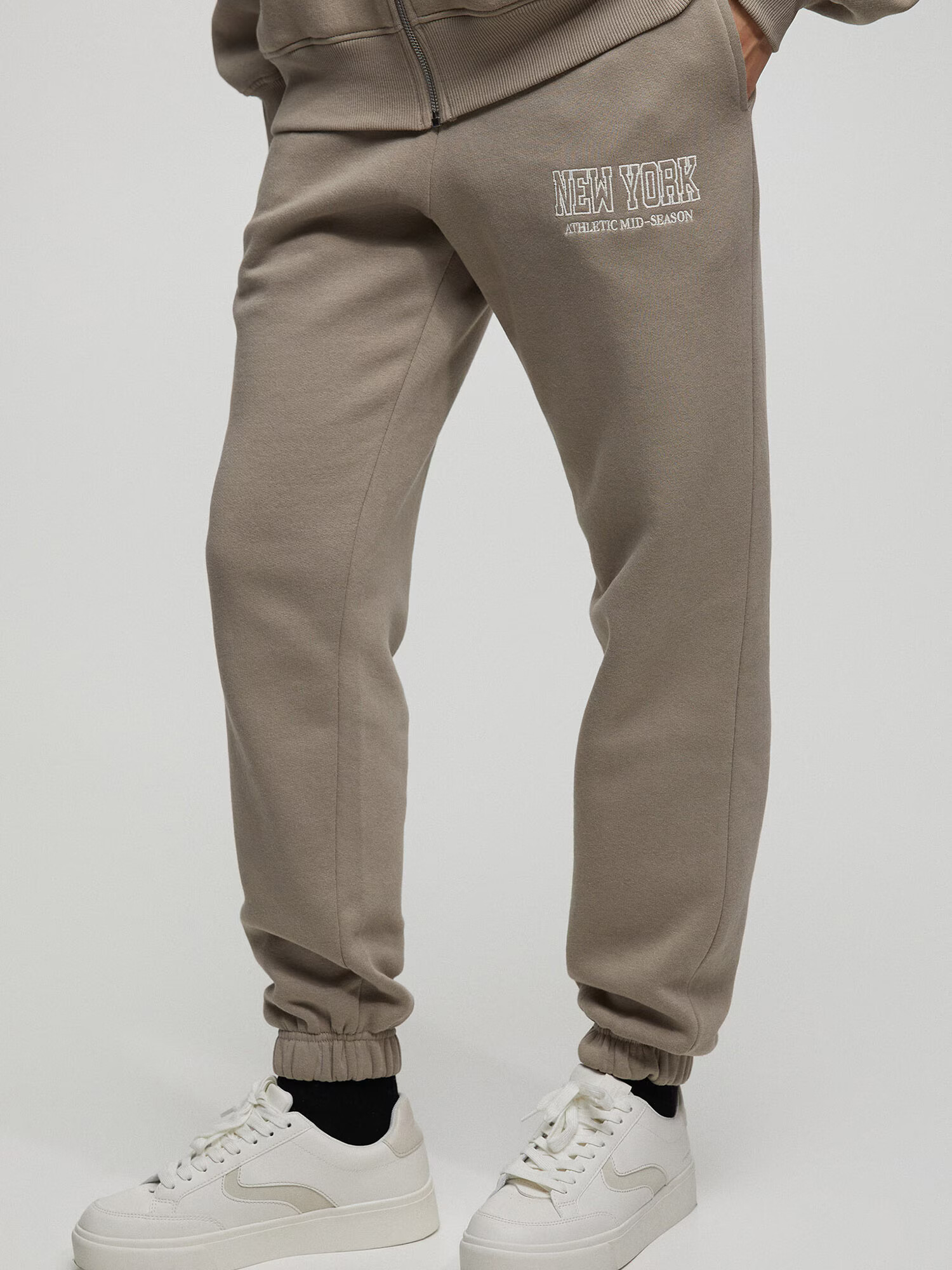 Pull&Bear Pantaloni gri piatră - Pled.ro