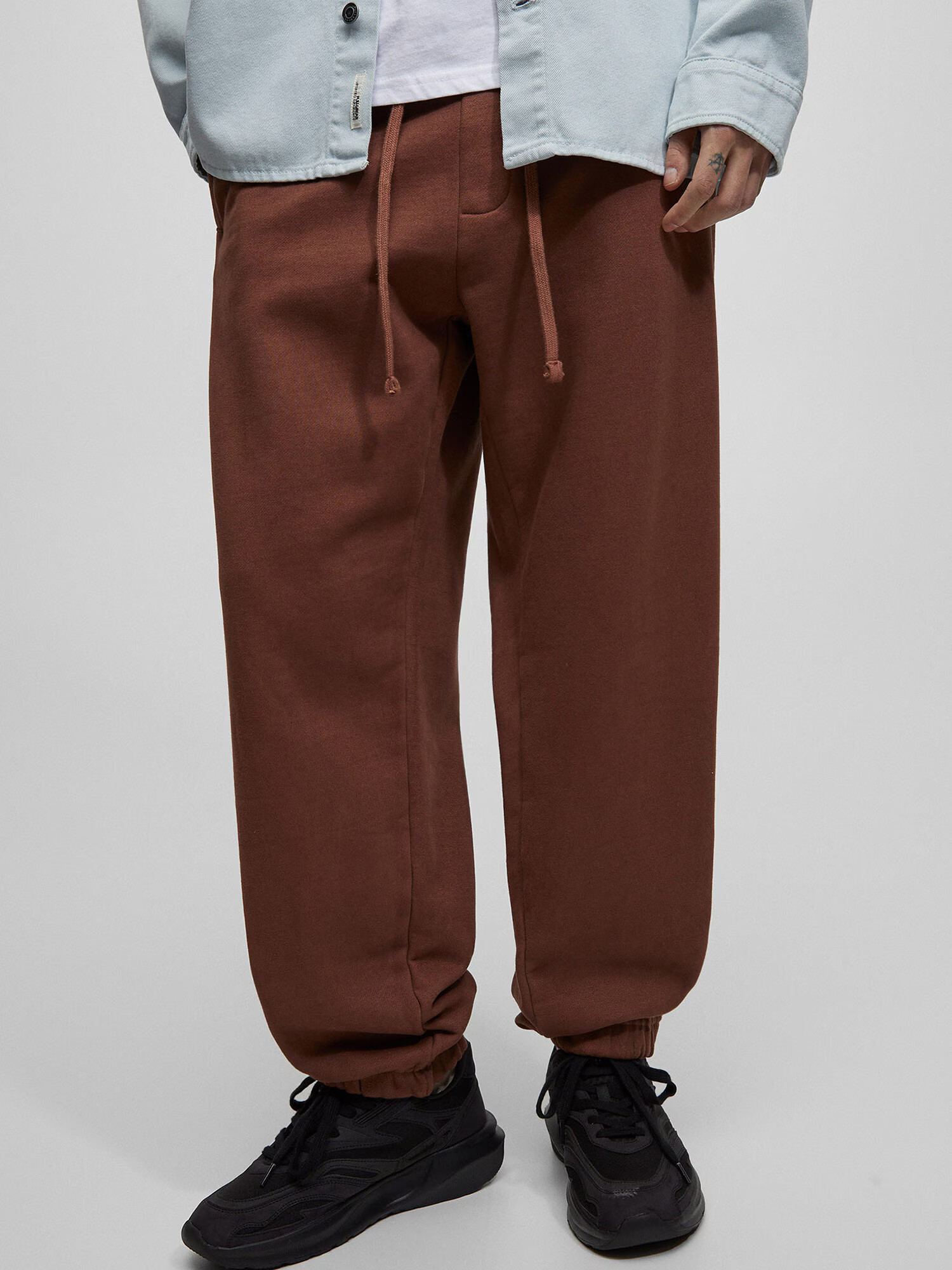 Pull&Bear Pantaloni maro închis - Pled.ro