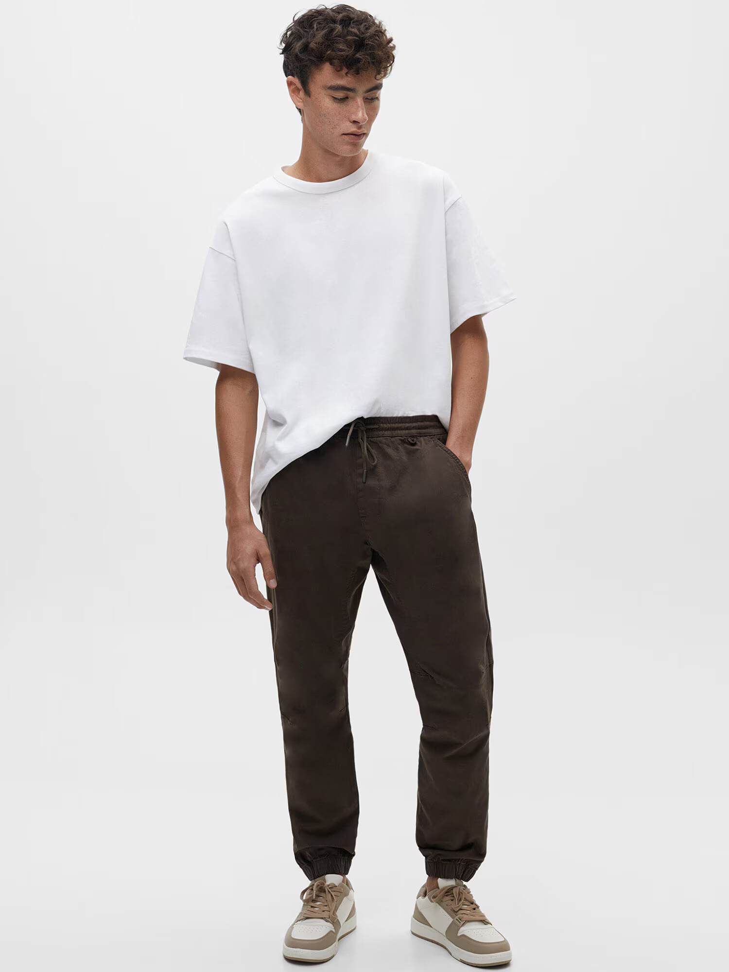 Pull&Bear Pantaloni maro închis - Pled.ro