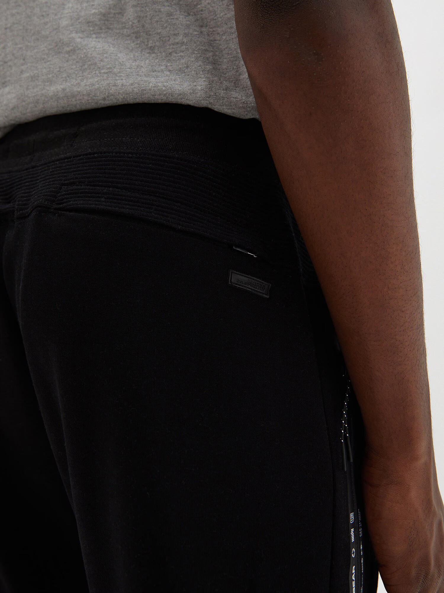 Pull&Bear Pantaloni negru - Pled.ro