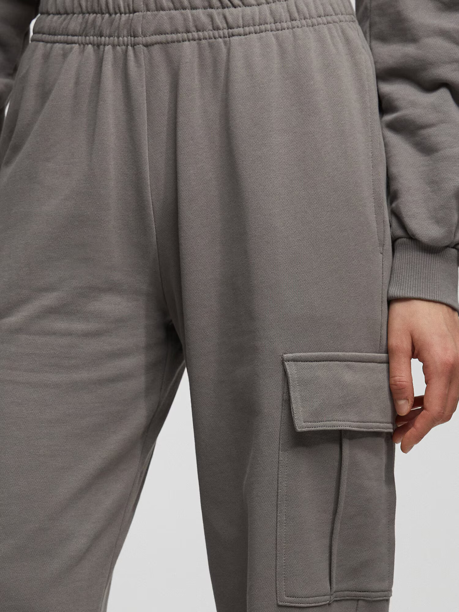 Pull&Bear Pantaloni pământiu - Pled.ro