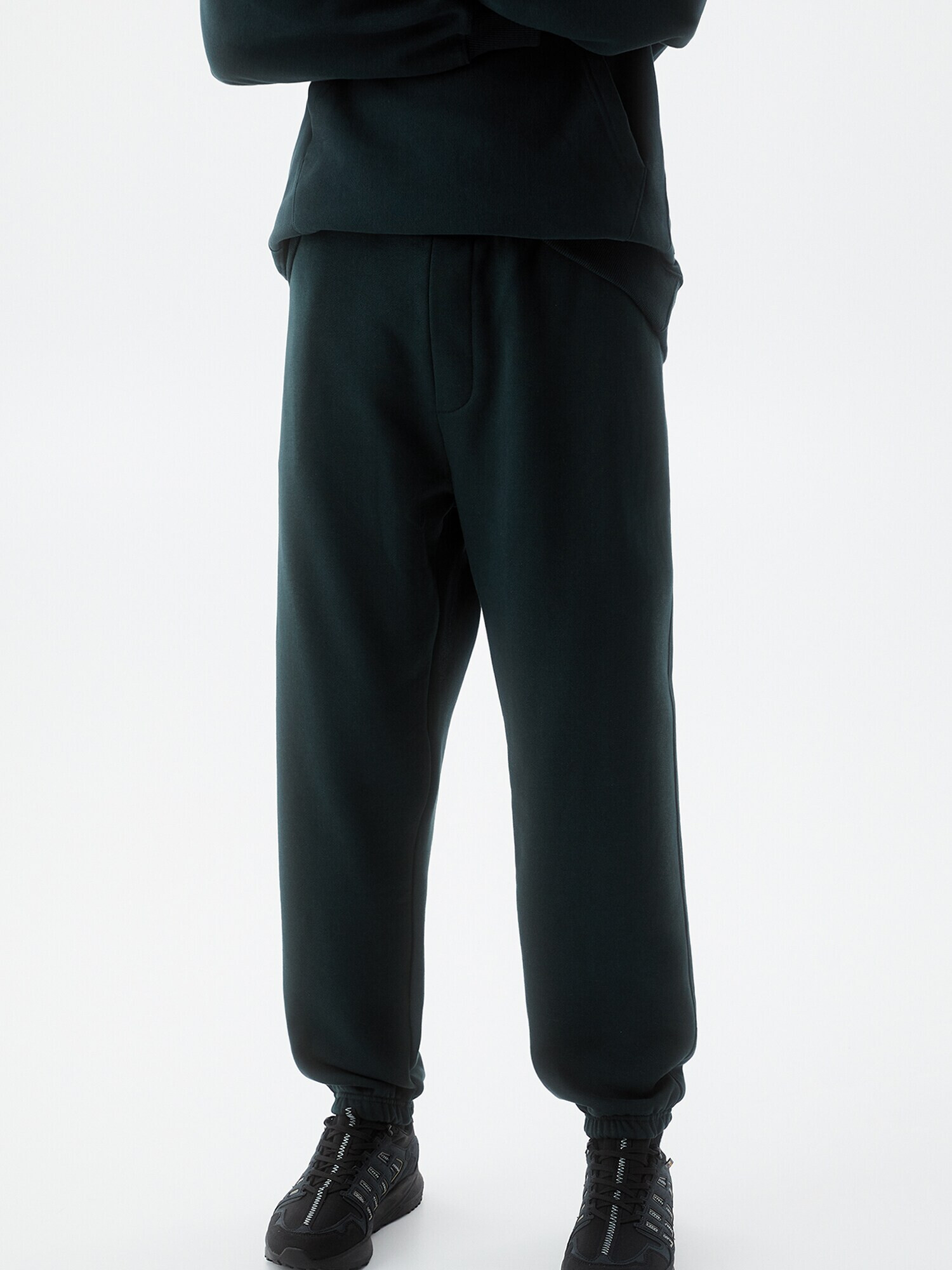 Pull&Bear Pantaloni verde smarald / verde pin / verde închis - Pled.ro