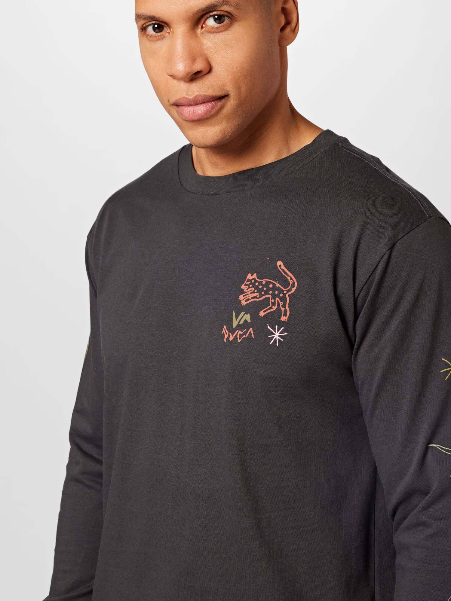 RVCA Tricou 'PETROGLYPH' gri metalic / oliv / portocaliu homar / alb - Pled.ro