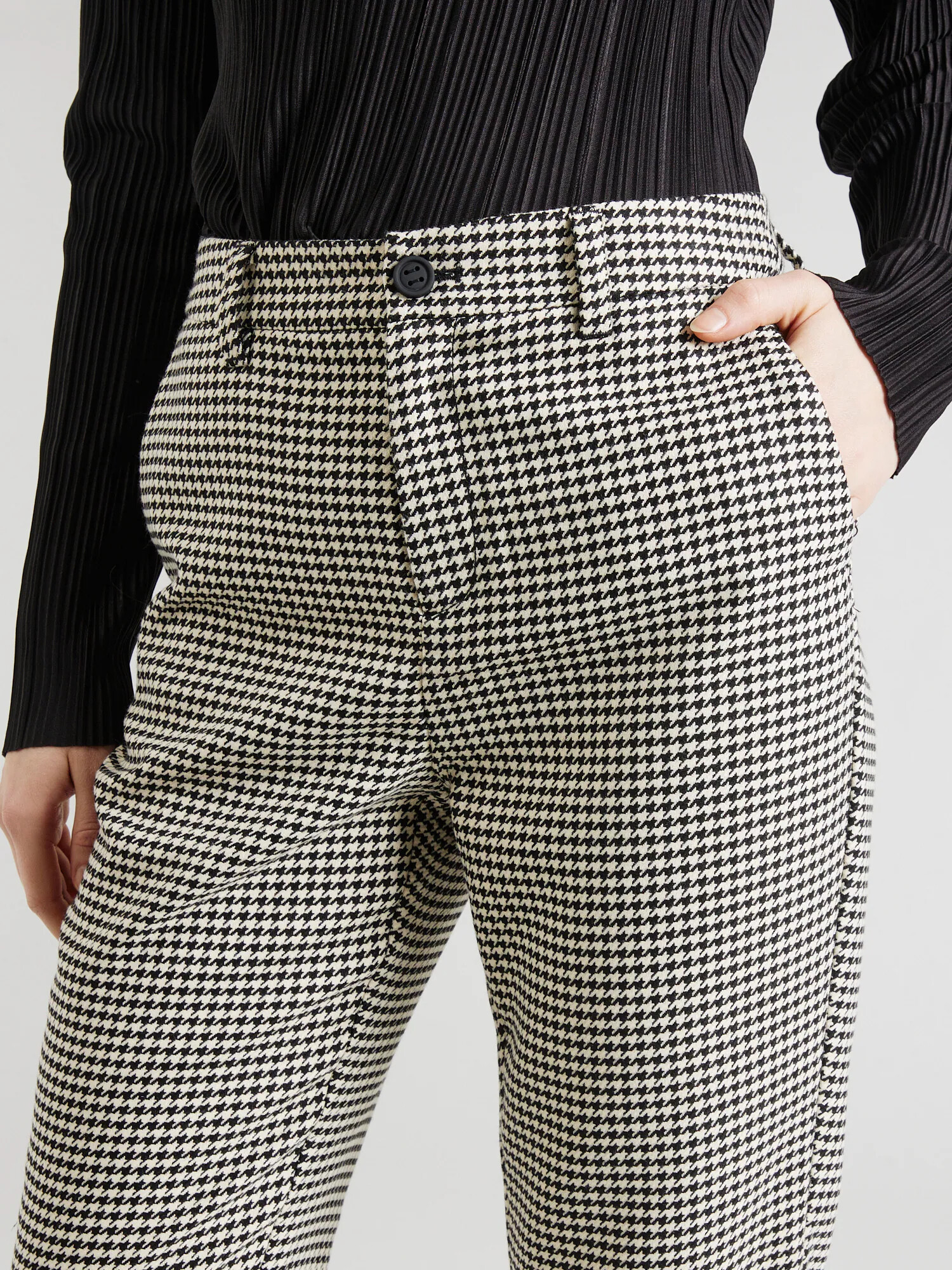 s.Oliver Pantaloni bej / negru - Pled.ro