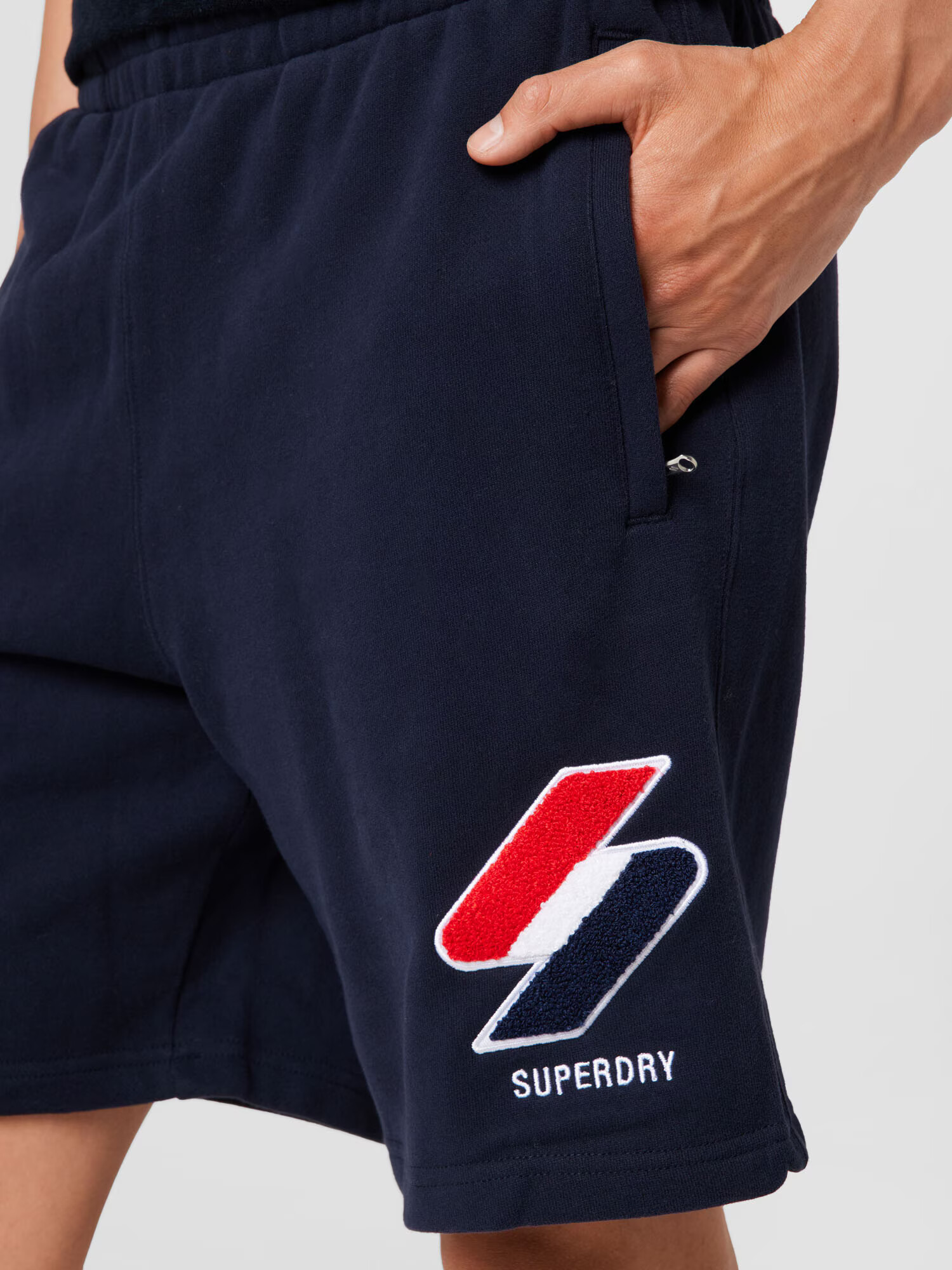 Superdry Pantaloni bleumarin / roșu intens / alb - Pled.ro