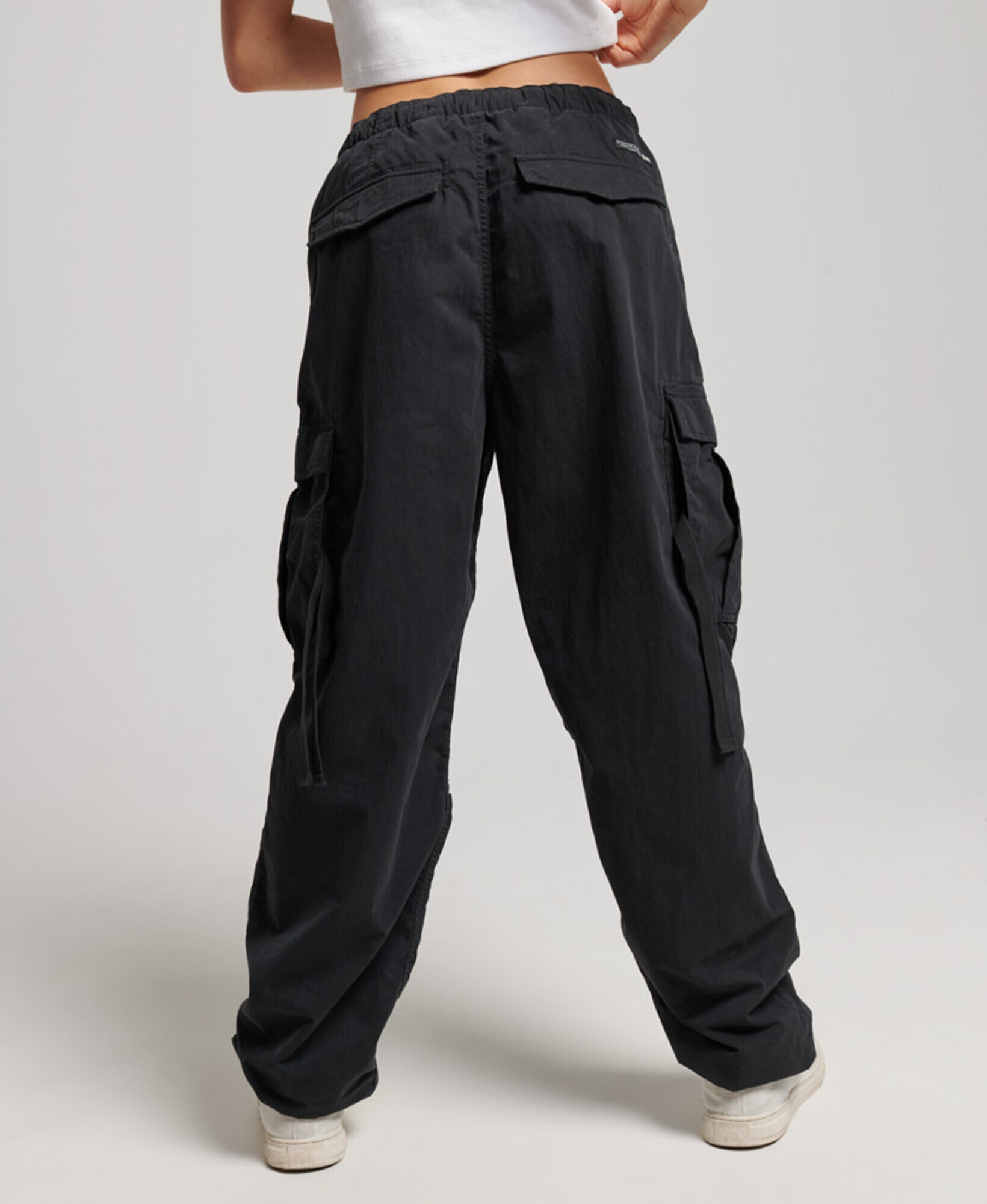 Superdry Pantaloni cu buzunare negru / alb - Pled.ro