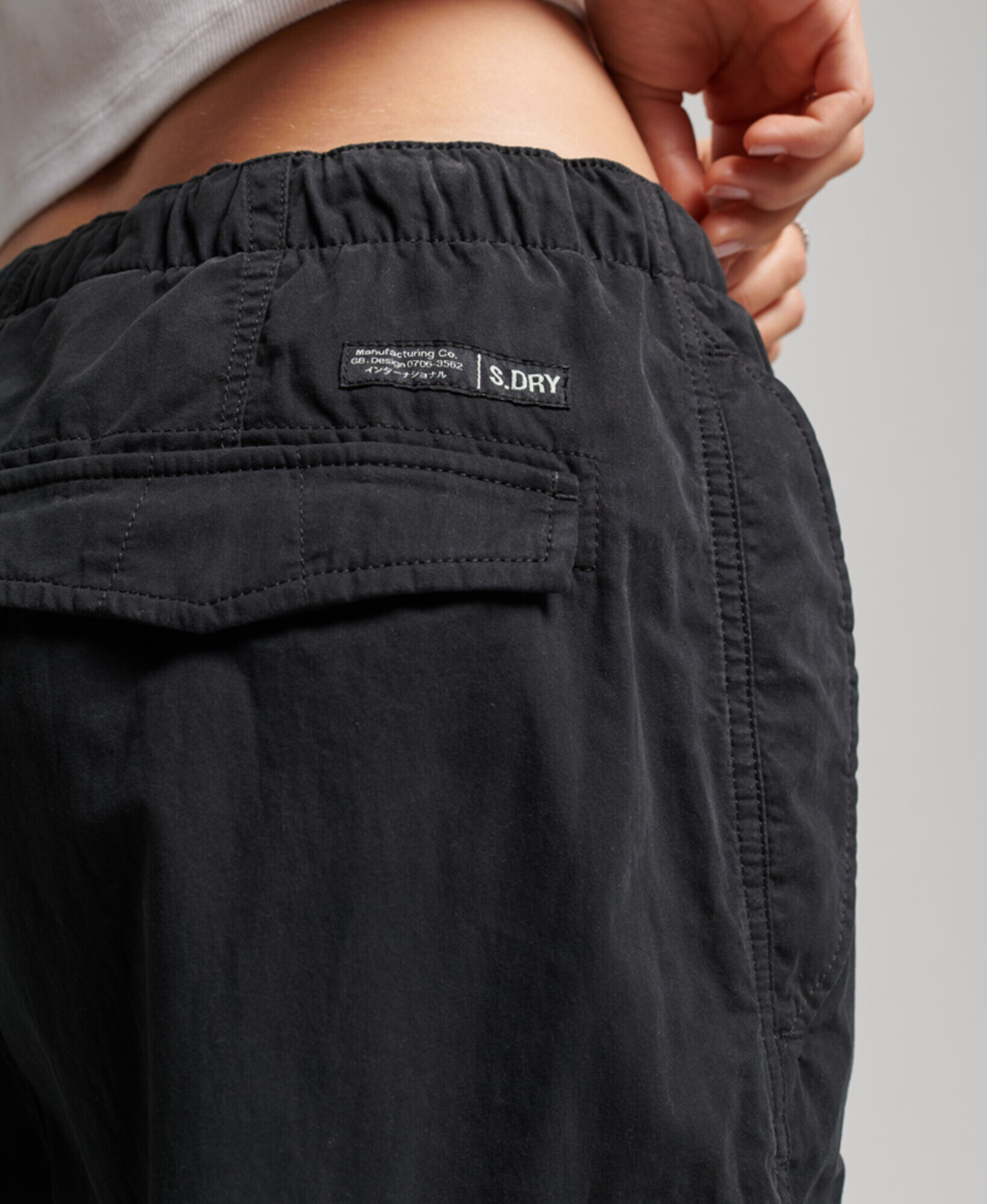 Superdry Pantaloni cu buzunare negru / alb - Pled.ro