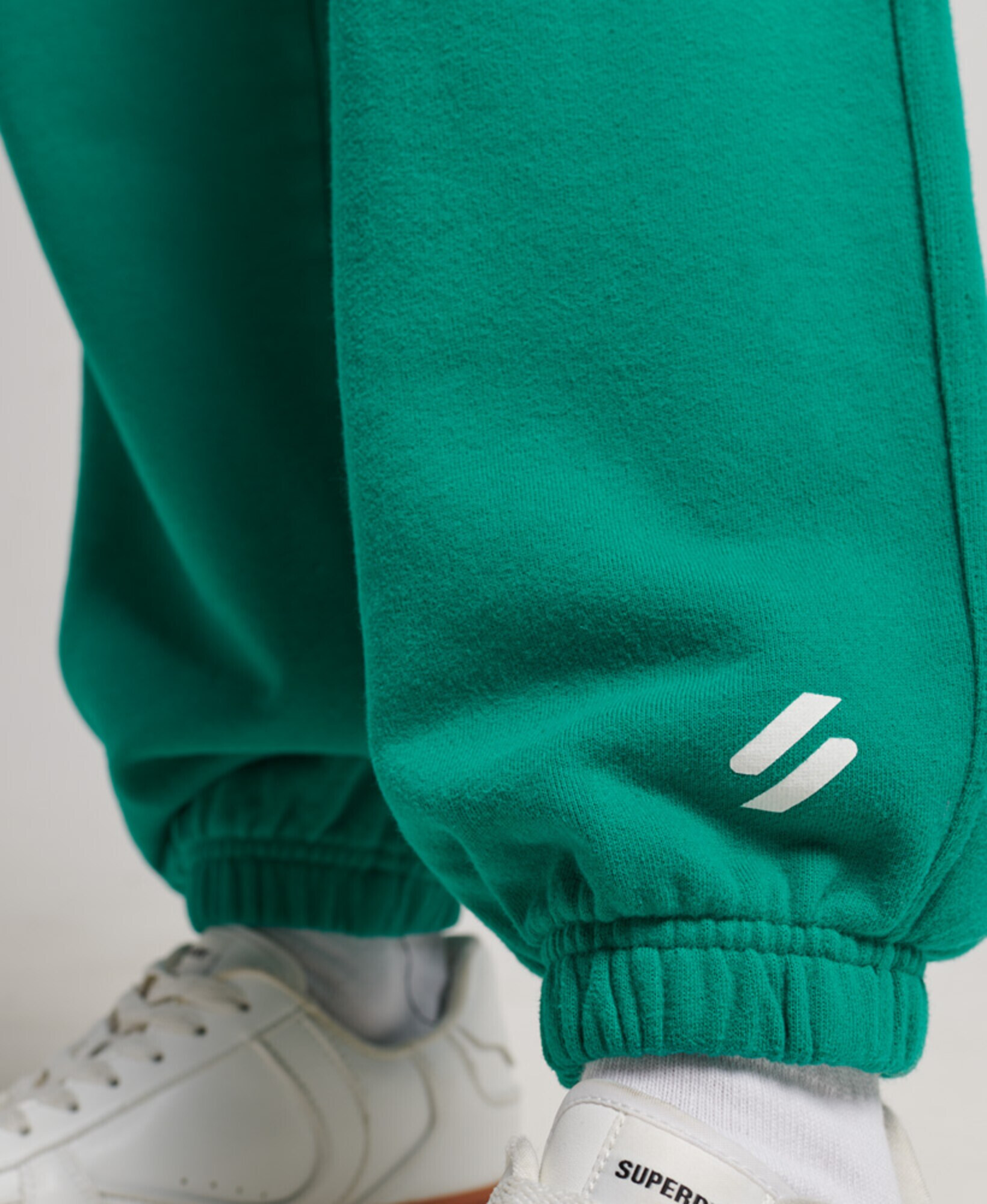 Superdry Pantaloni verde - Pled.ro