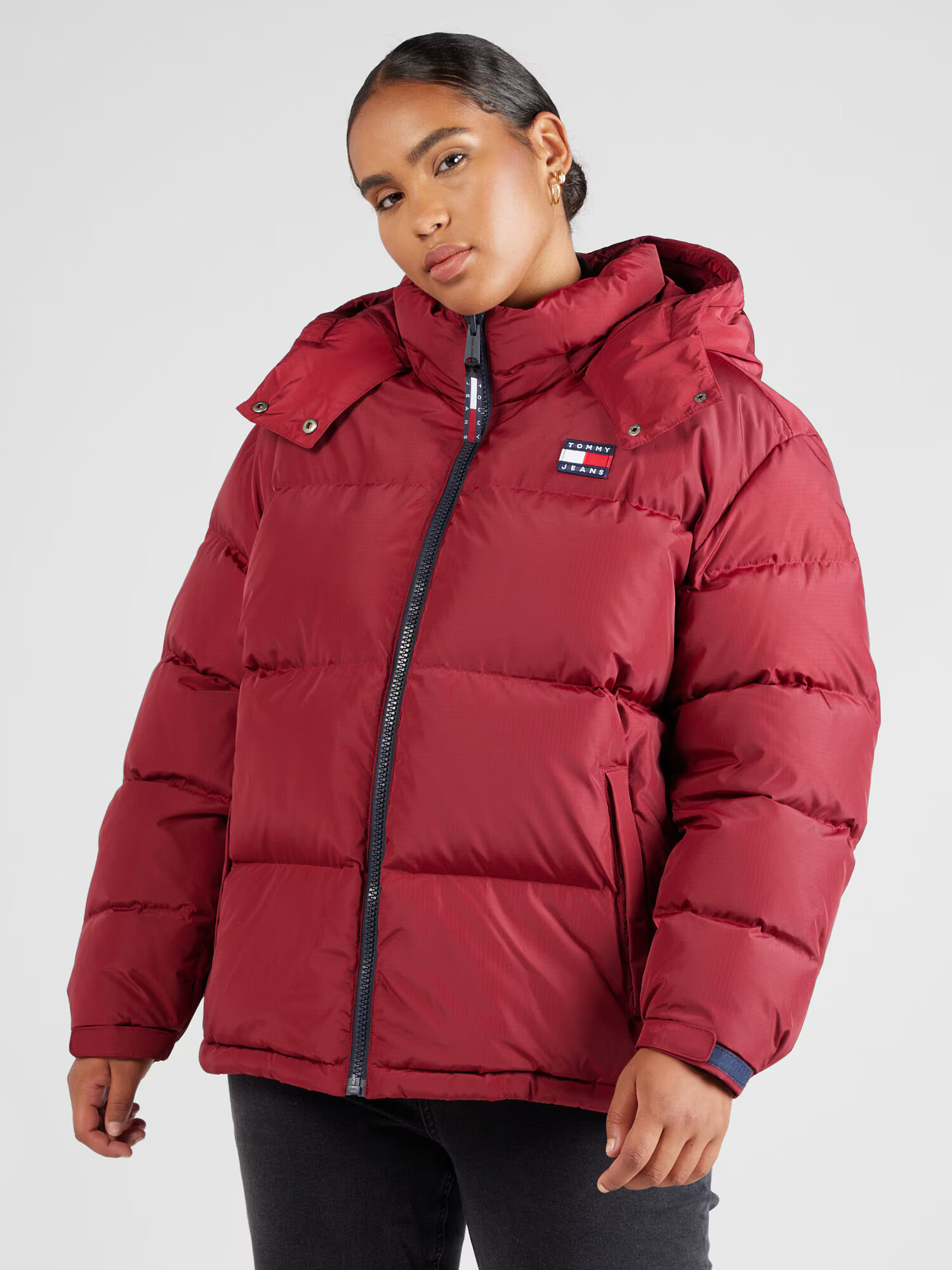 Tommy Jeans Curve Geacă de iarnă 'Alaska' albastru noapte / roșu / alb - Pled.ro