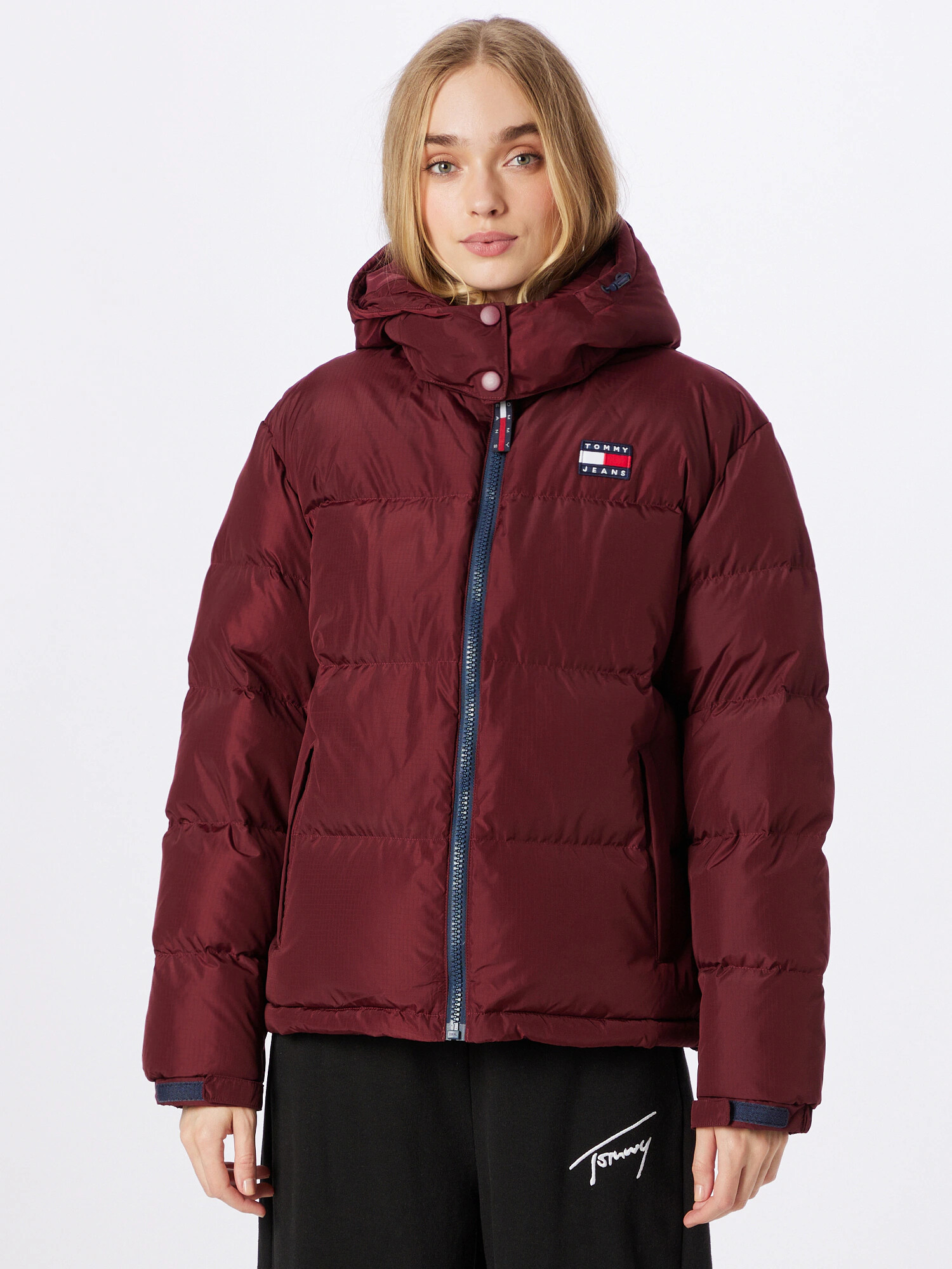 Tommy Jeans Geacă de primăvară-toamnă 'ALASKA' bleumarin / roșu bordeaux / roși aprins / alb - Pled.ro