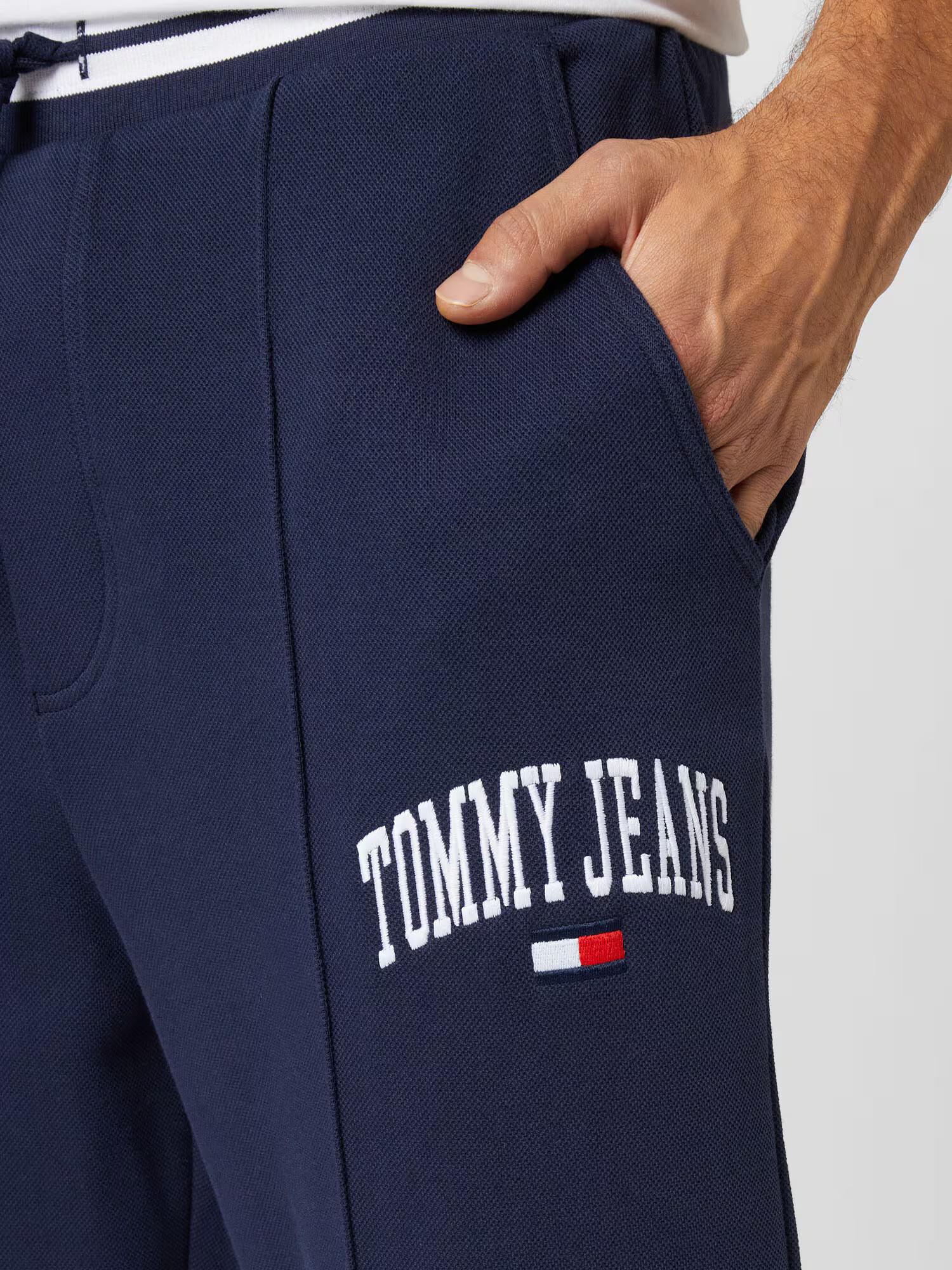 Tommy Jeans Pantaloni albastru marin / roșu / alb - Pled.ro