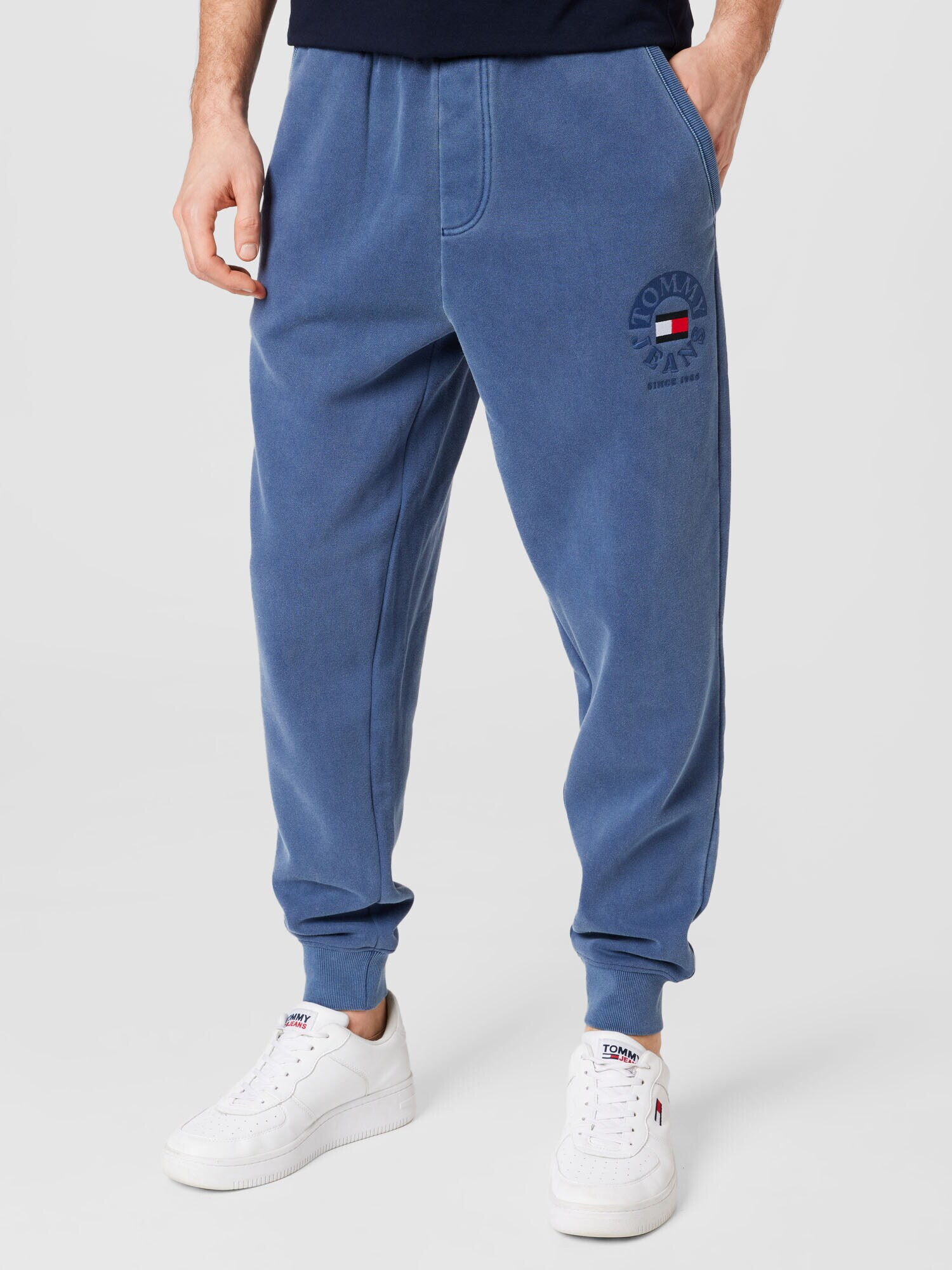 Tommy Jeans Pantaloni albastru porumbel / roșu / negru / alb - Pled.ro