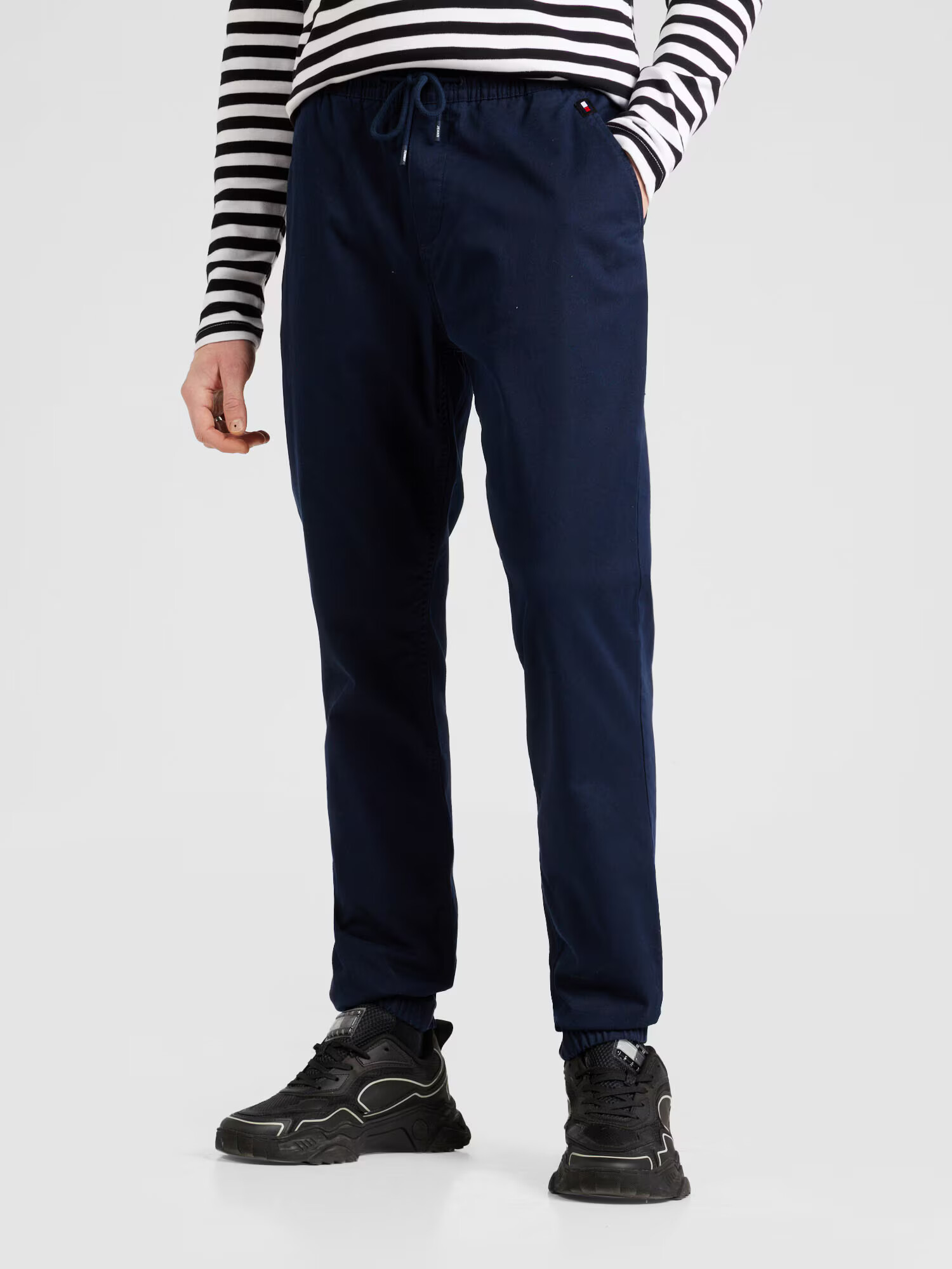 Tommy Jeans Pantaloni 'AUSTIN' bleumarin / roșu / alb - Pled.ro