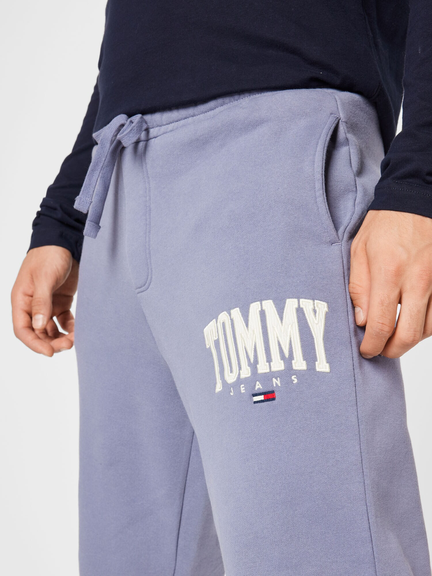 Tommy Jeans Pantaloni bleumarin / albastru fumuriu / roșu / alb - Pled.ro