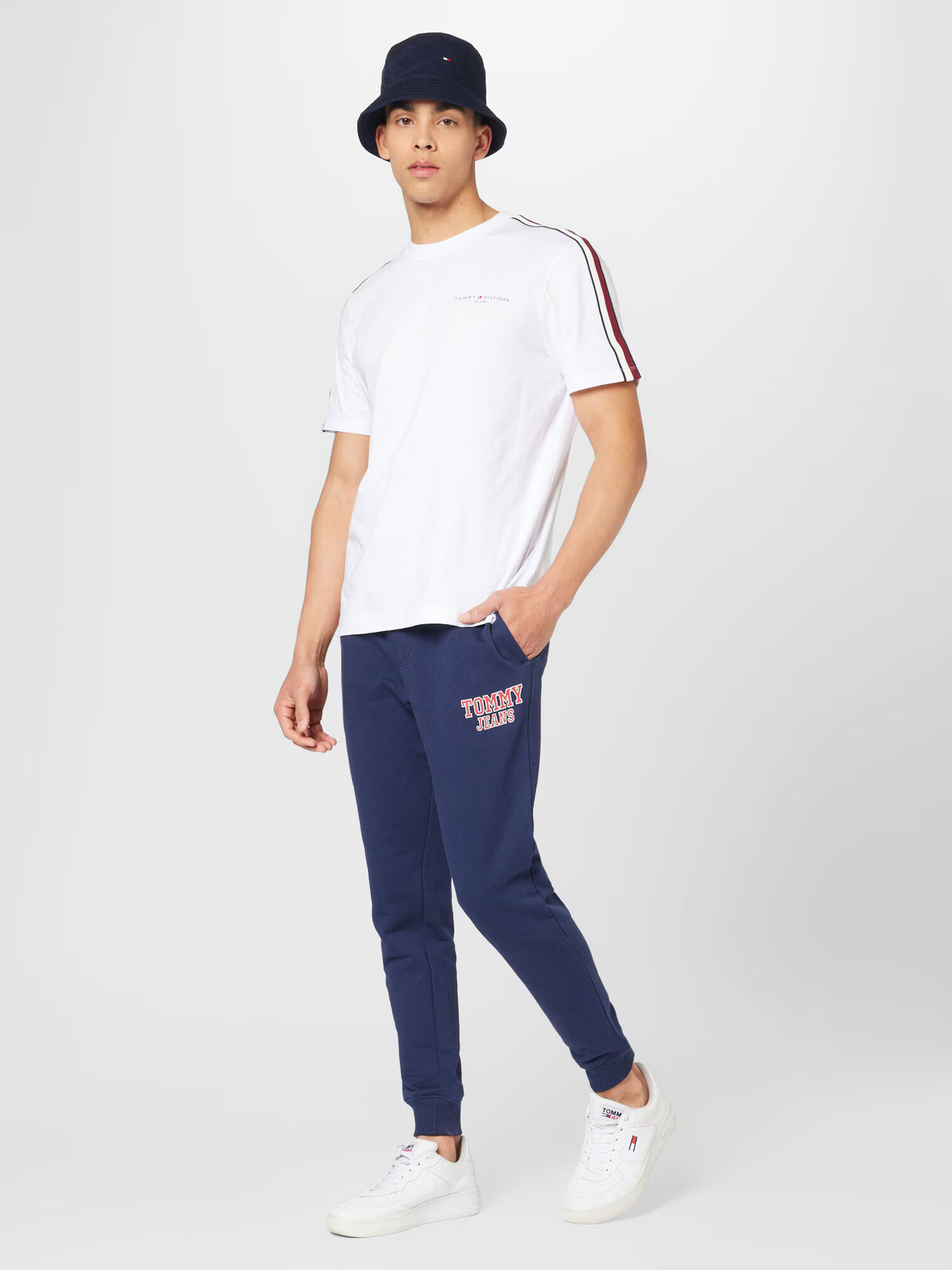 Tommy Jeans Pantaloni bleumarin / roșu / alb - Pled.ro