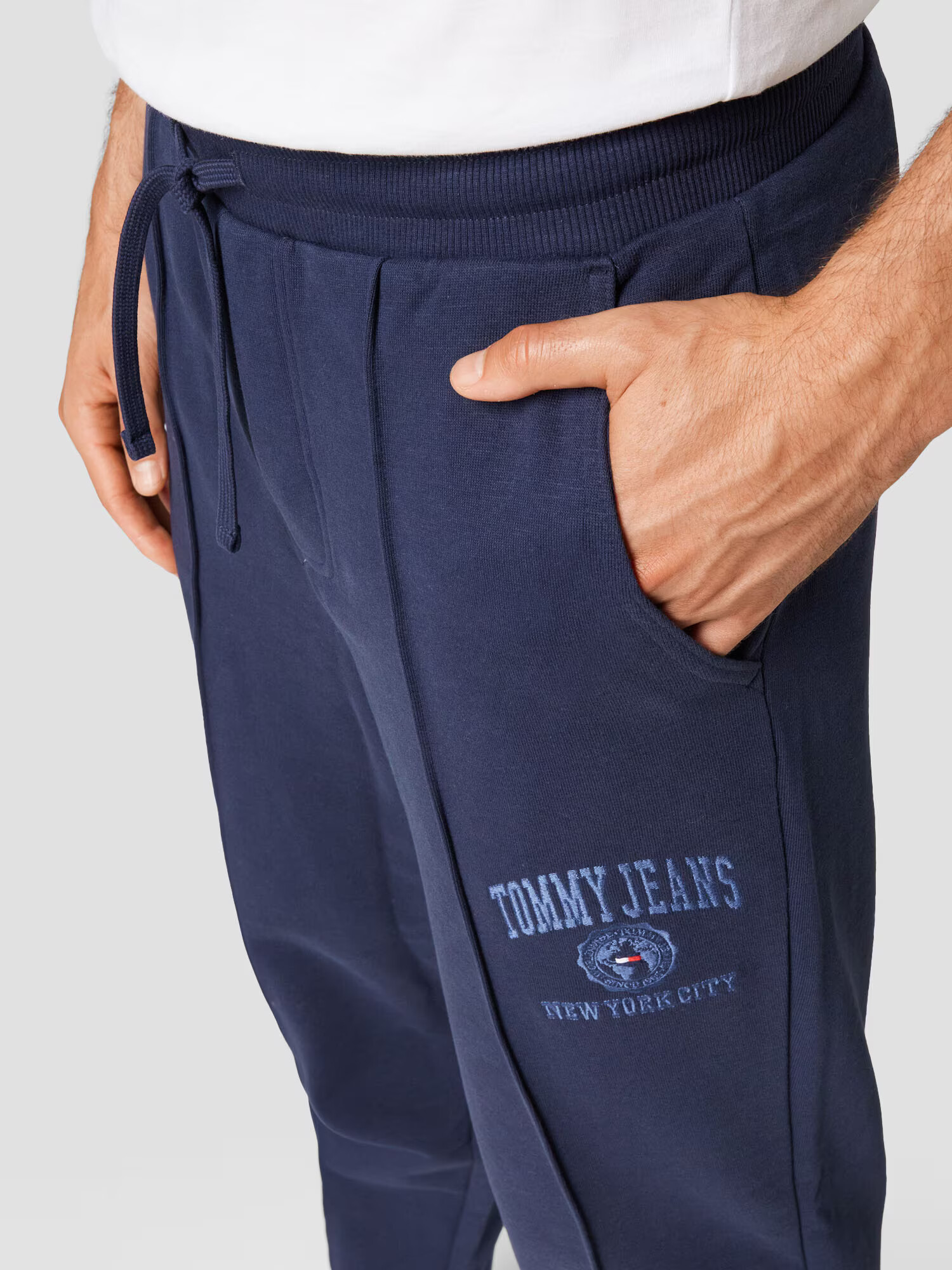 Tommy Jeans Pantaloni 'Collegiate Baxte' albastru / albastru închis / roșu / alb - Pled.ro