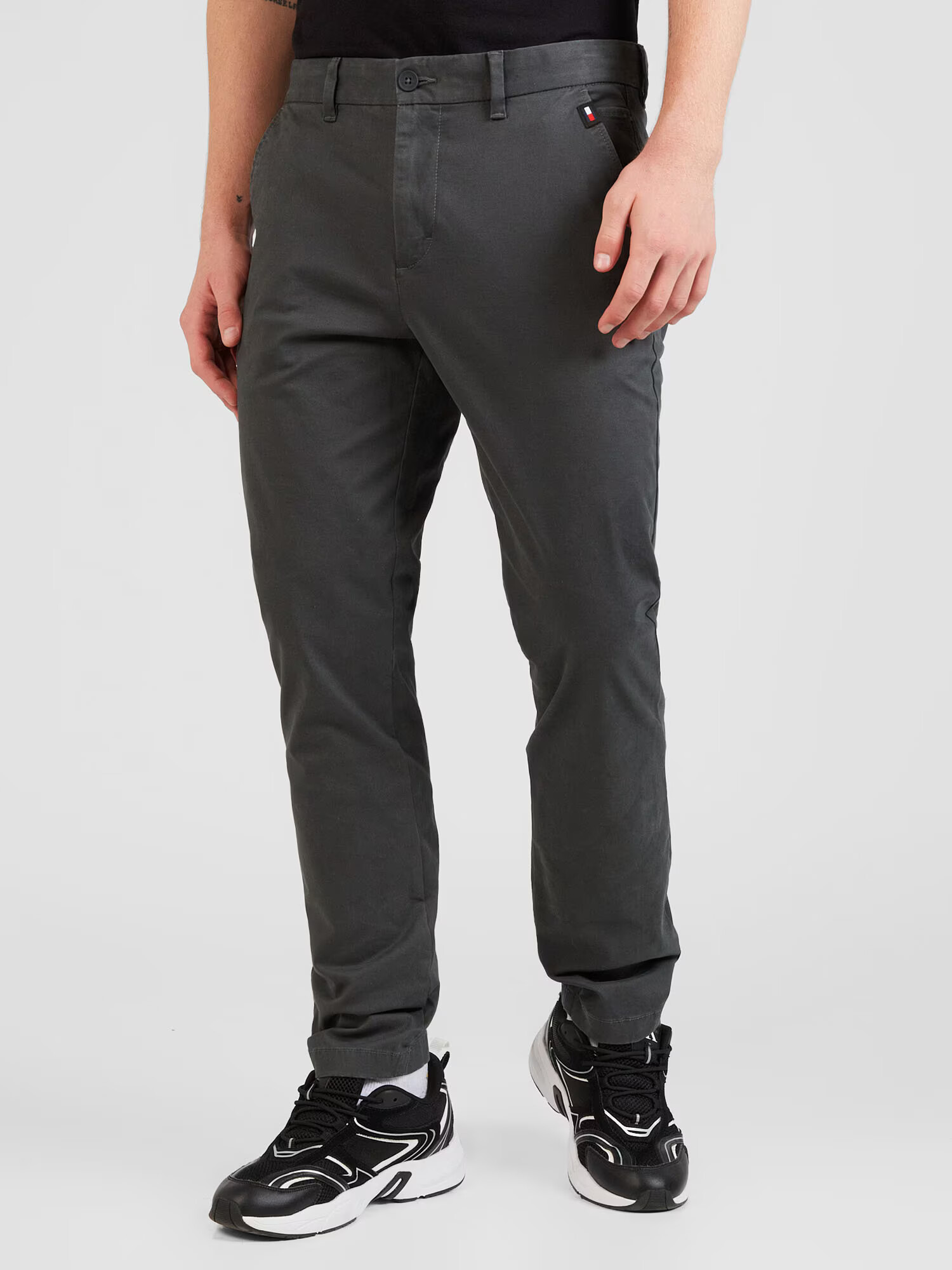 Tommy Jeans Pantaloni eleganți 'AUSTIN' gri / roșu / alb - Pled.ro