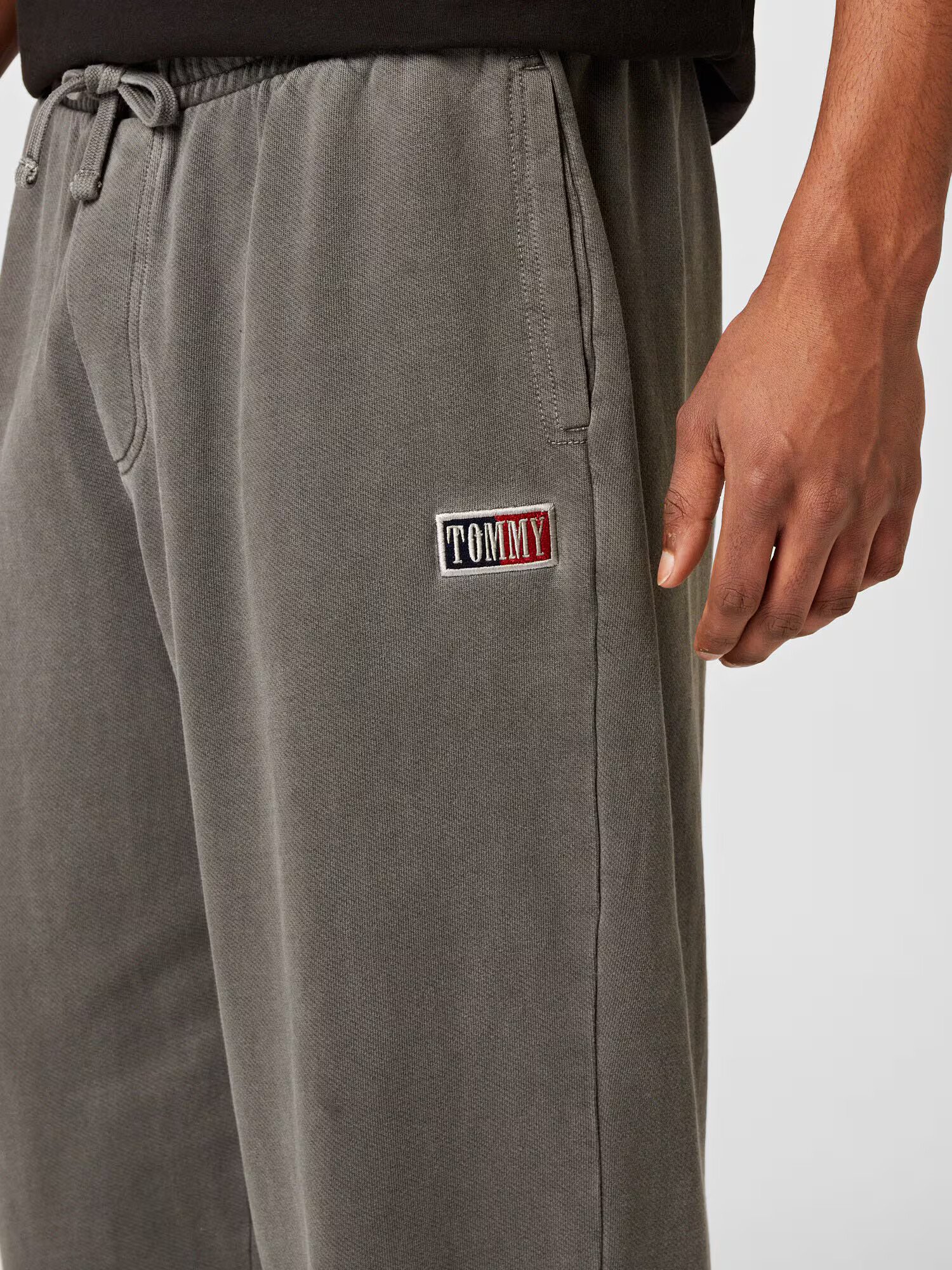 Tommy Jeans Pantaloni gri metalic - Pled.ro