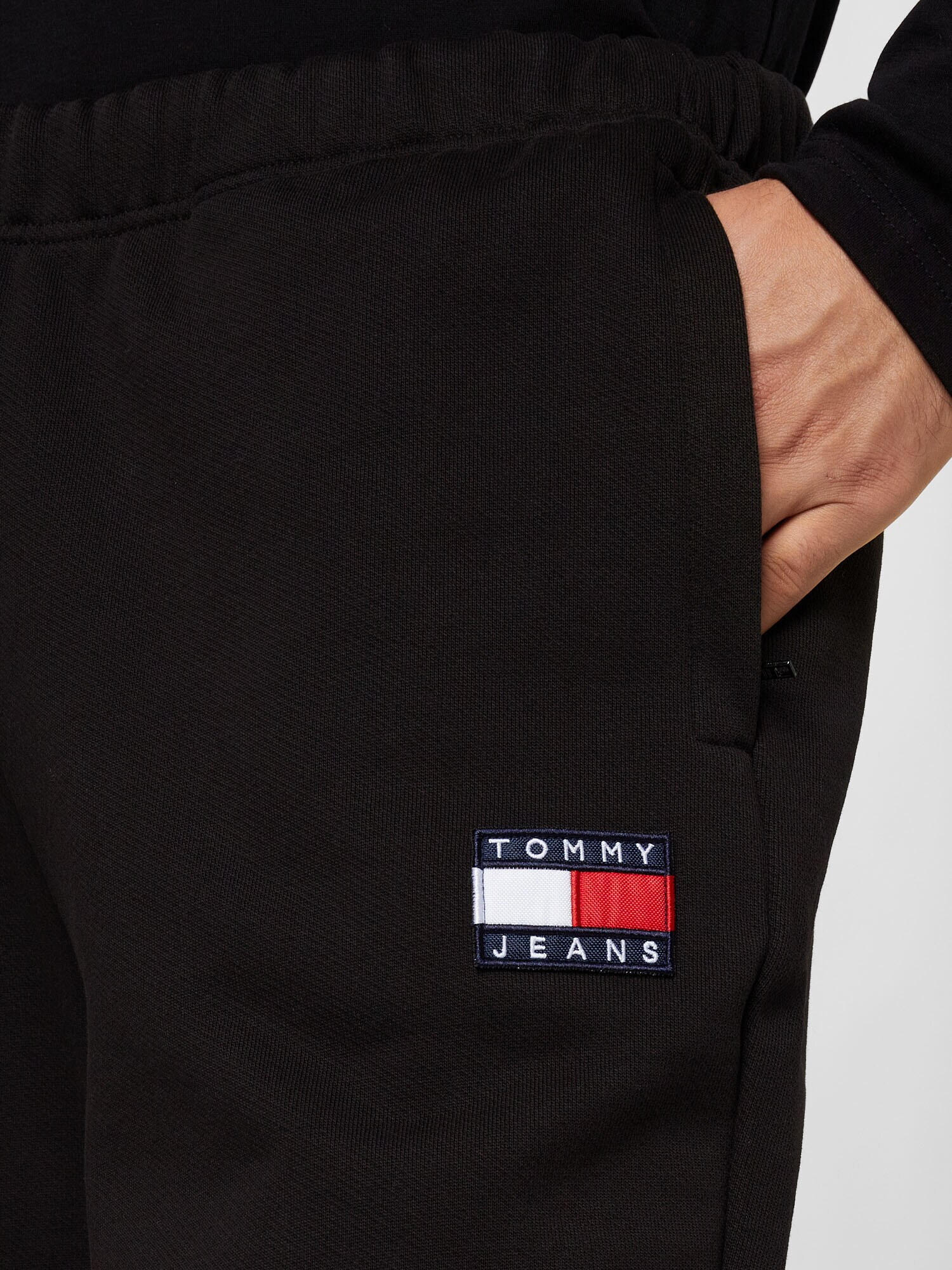 Tommy Jeans Pantaloni roșu / negru / alb - Pled.ro