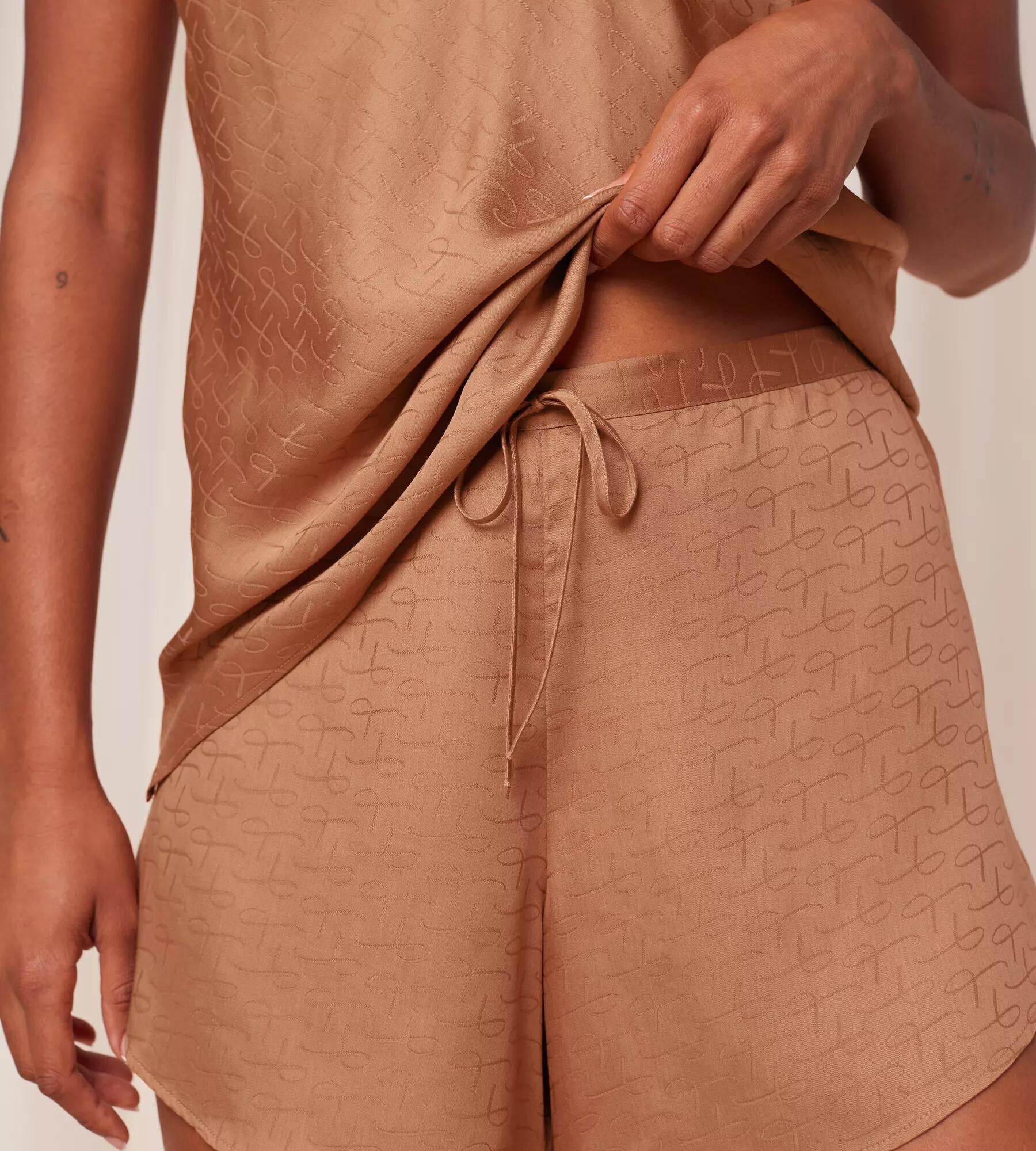 TRIUMPH Pantaloni scurți 'Silky Sensuality' maro / maro caramel - Pled.ro