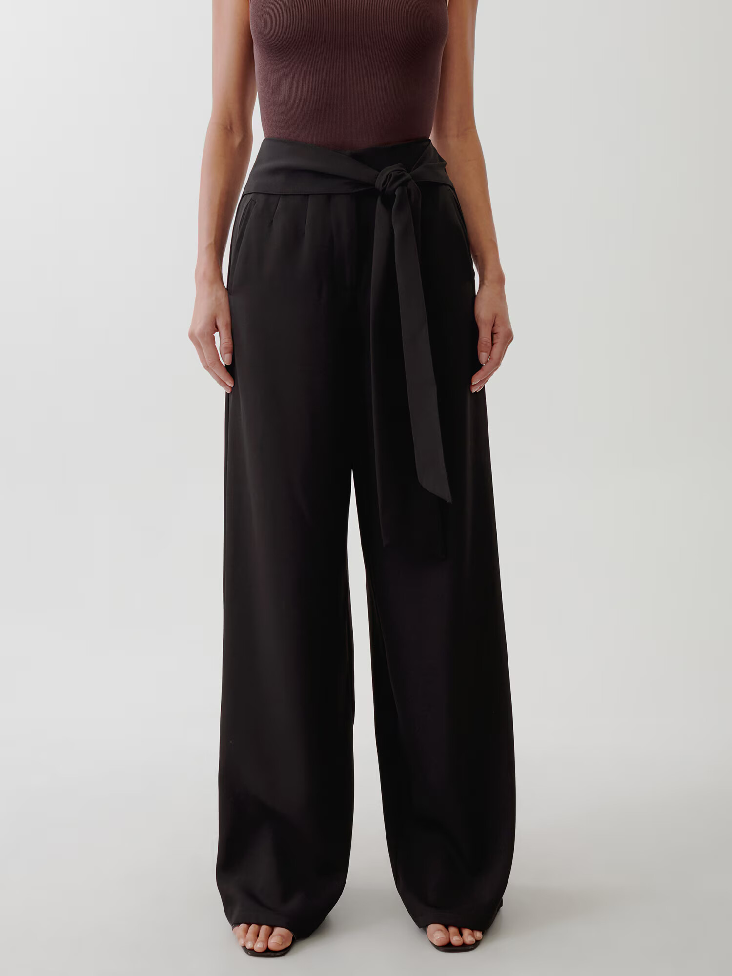 Tussah Pantaloni 'MEGAN' negru - Pled.ro