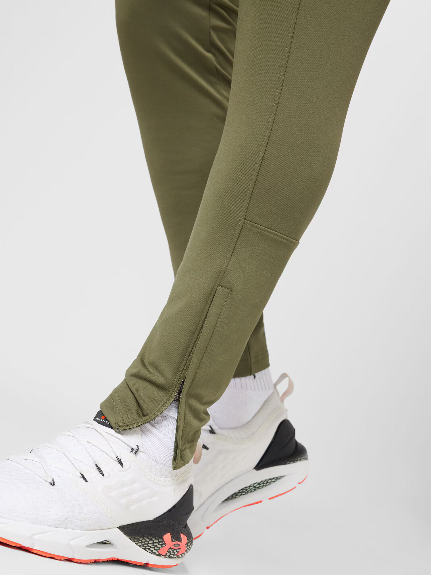 UNDER ARMOUR Pantaloni sport 'Challenger' oliv / alb - Pled.ro