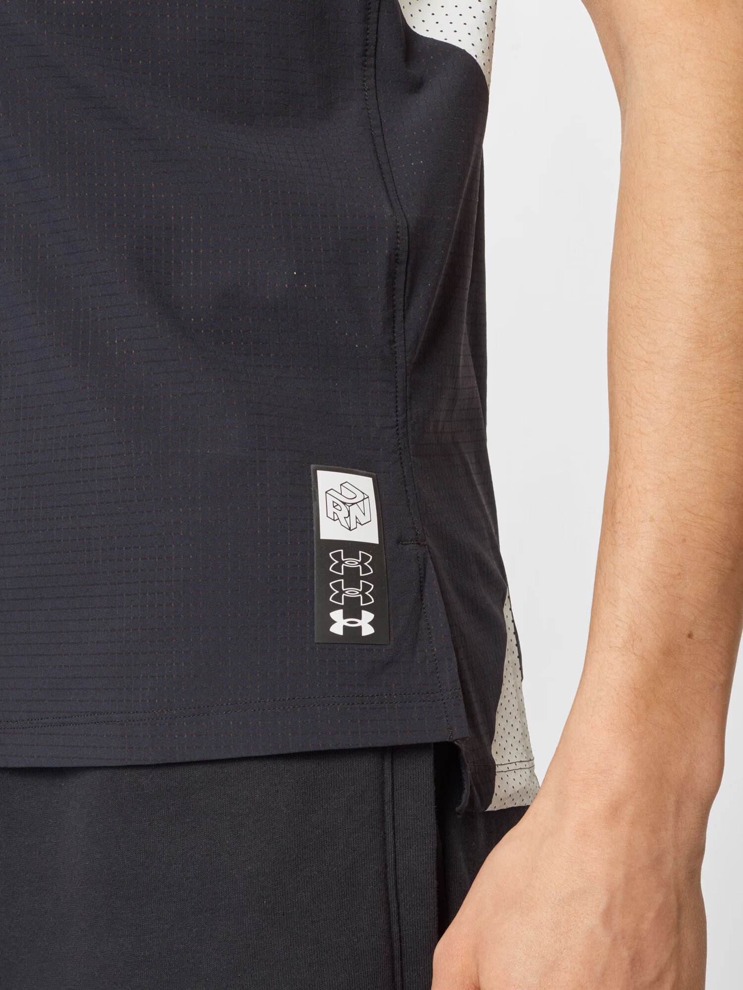 UNDER ARMOUR Tricou funcțional 'Run Anywhere' negru / alb - Pled.ro