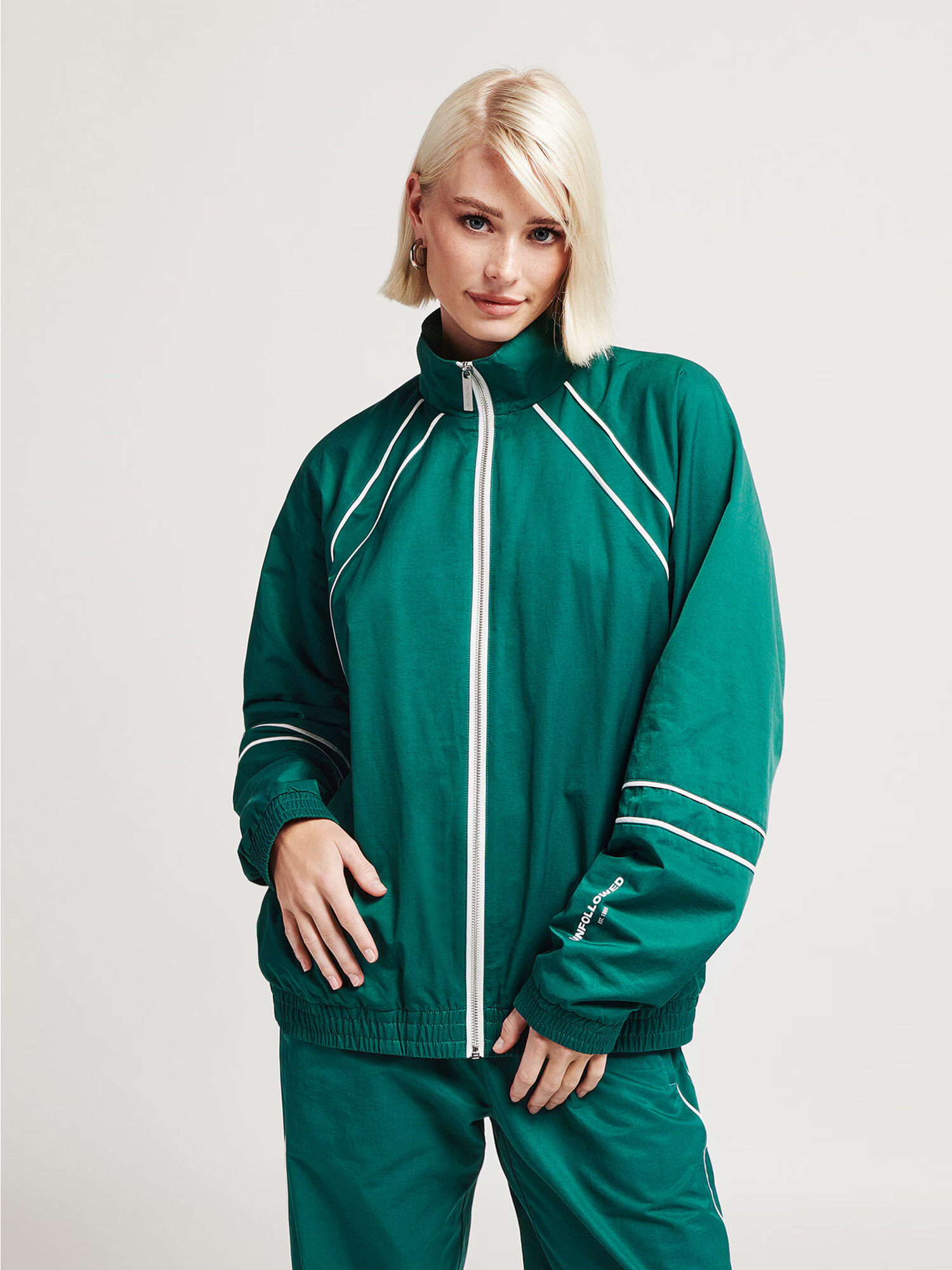 UNFOLLOWED x ABOUT YOU Geacă sport 'ESCAPE JACKET' verde - Pled.ro