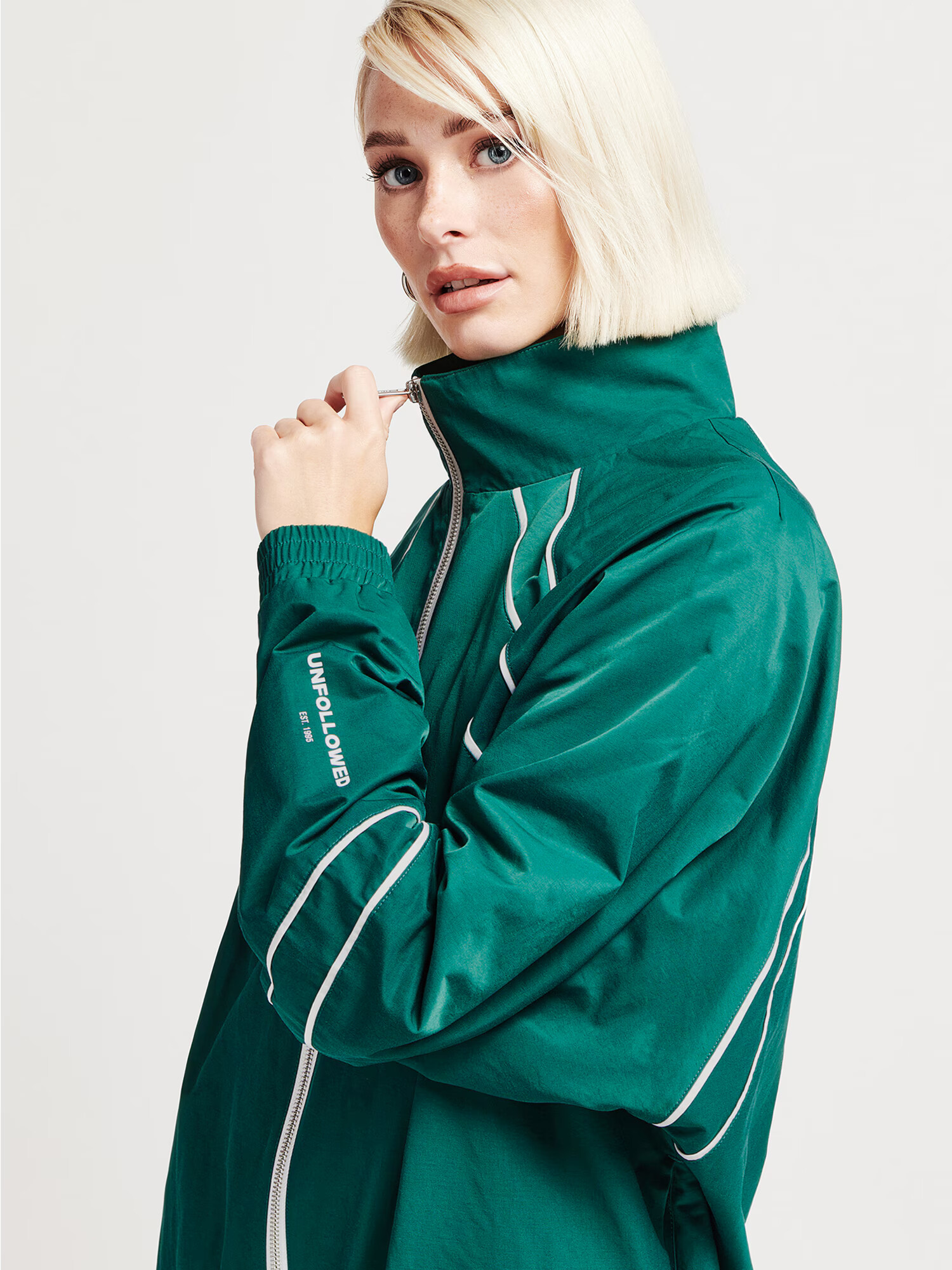 UNFOLLOWED x ABOUT YOU Geacă sport 'ESCAPE JACKET' verde - Pled.ro