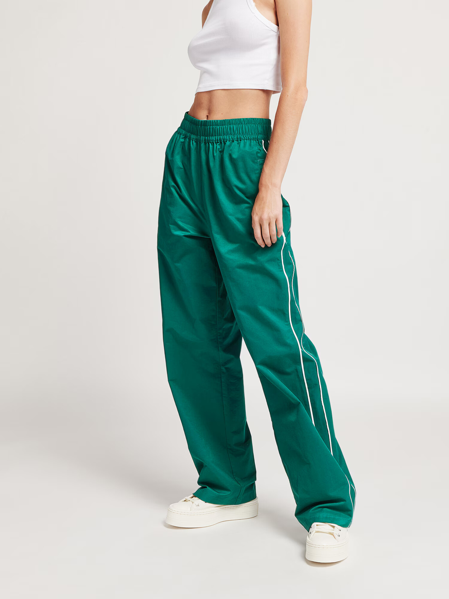 UNFOLLOWED x ABOUT YOU Pantaloni 'ESCAPE PANTS' verde - Pled.ro