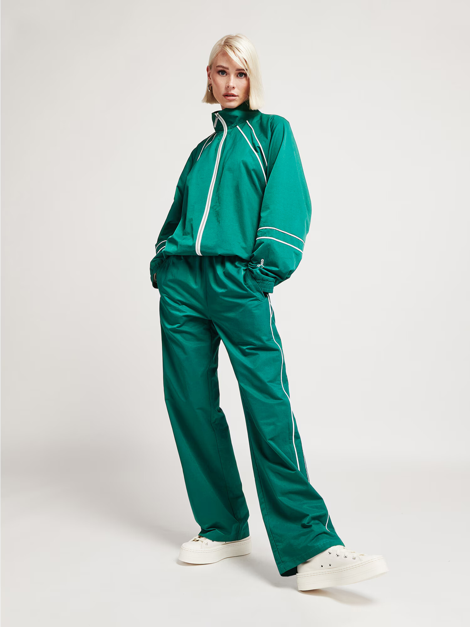 UNFOLLOWED x ABOUT YOU Pantaloni 'ESCAPE PANTS' verde - Pled.ro