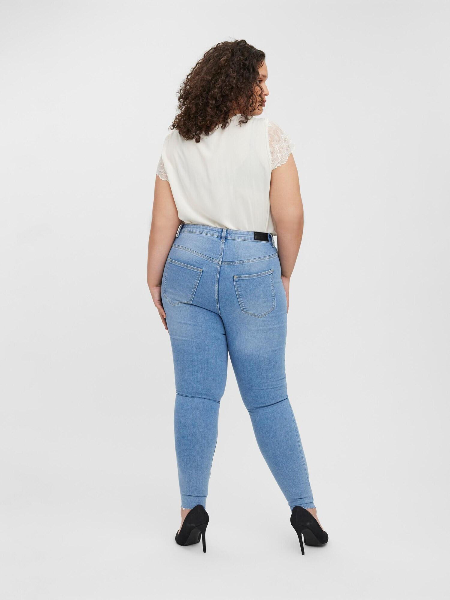 Vero Moda Curve Jeans 'Faithlora' albastru deschis - Pled.ro