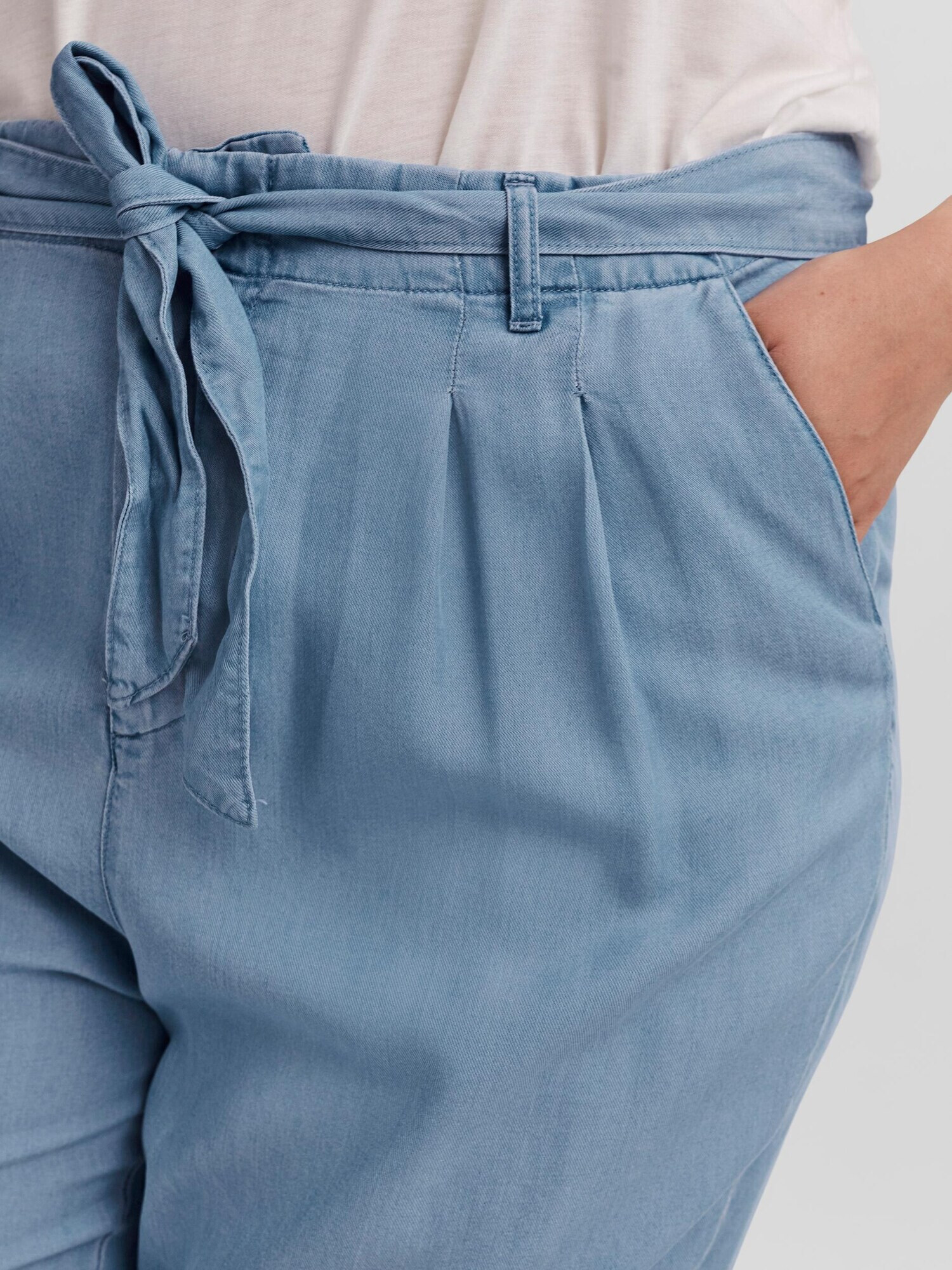 Vero Moda Curve Pantaloni cutați 'Mia' albastru denim - Pled.ro