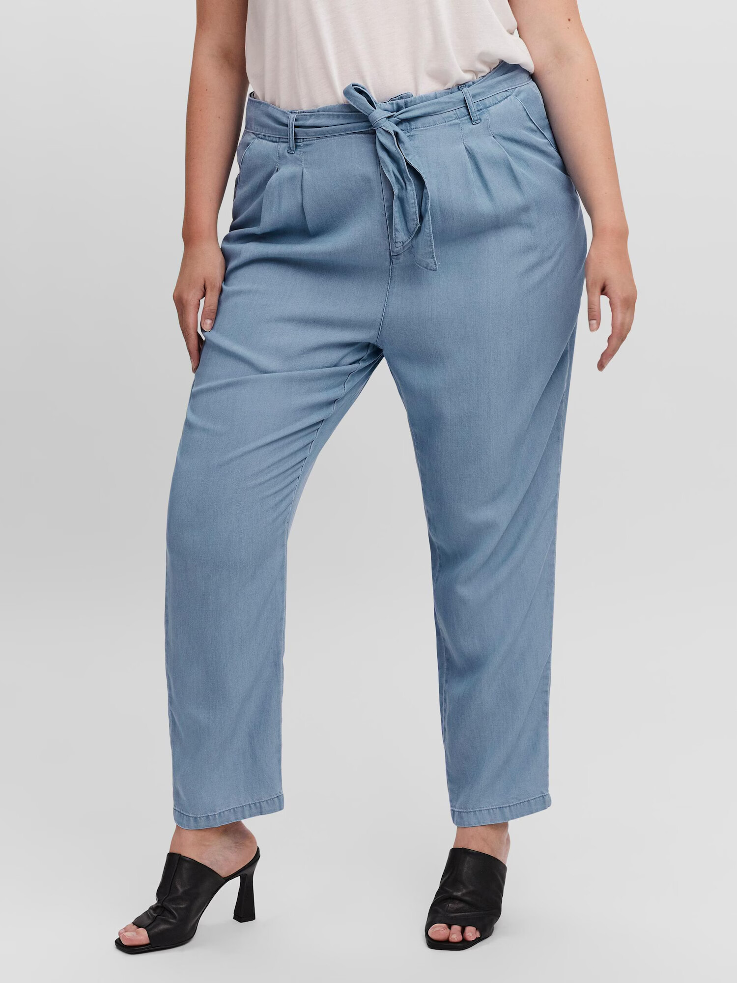 Vero Moda Curve Pantaloni cutați 'Mia' albastru denim - Pled.ro