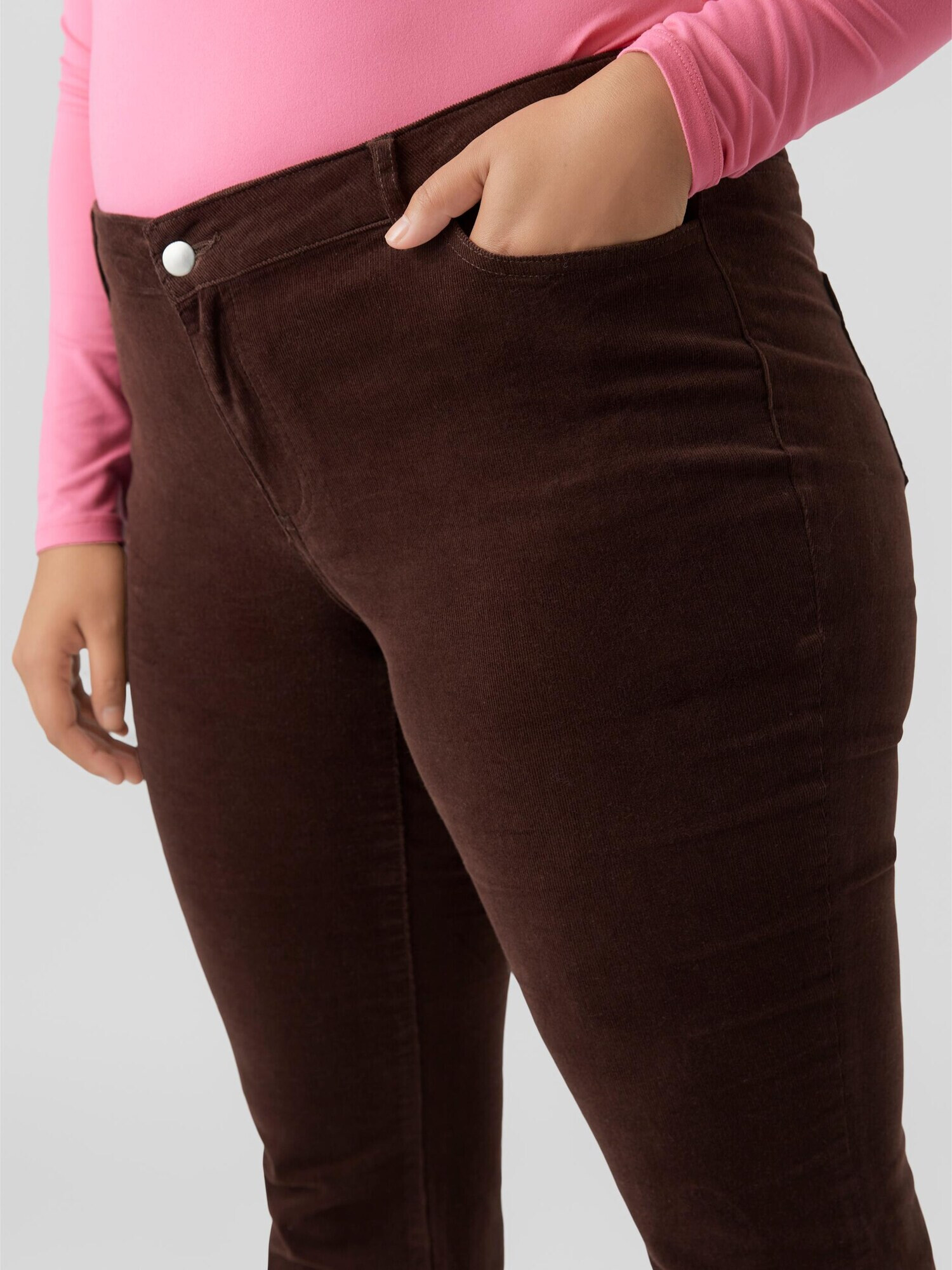 Vero Moda Curve Pantaloni 'PEACHY' ciocolatiu - Pled.ro