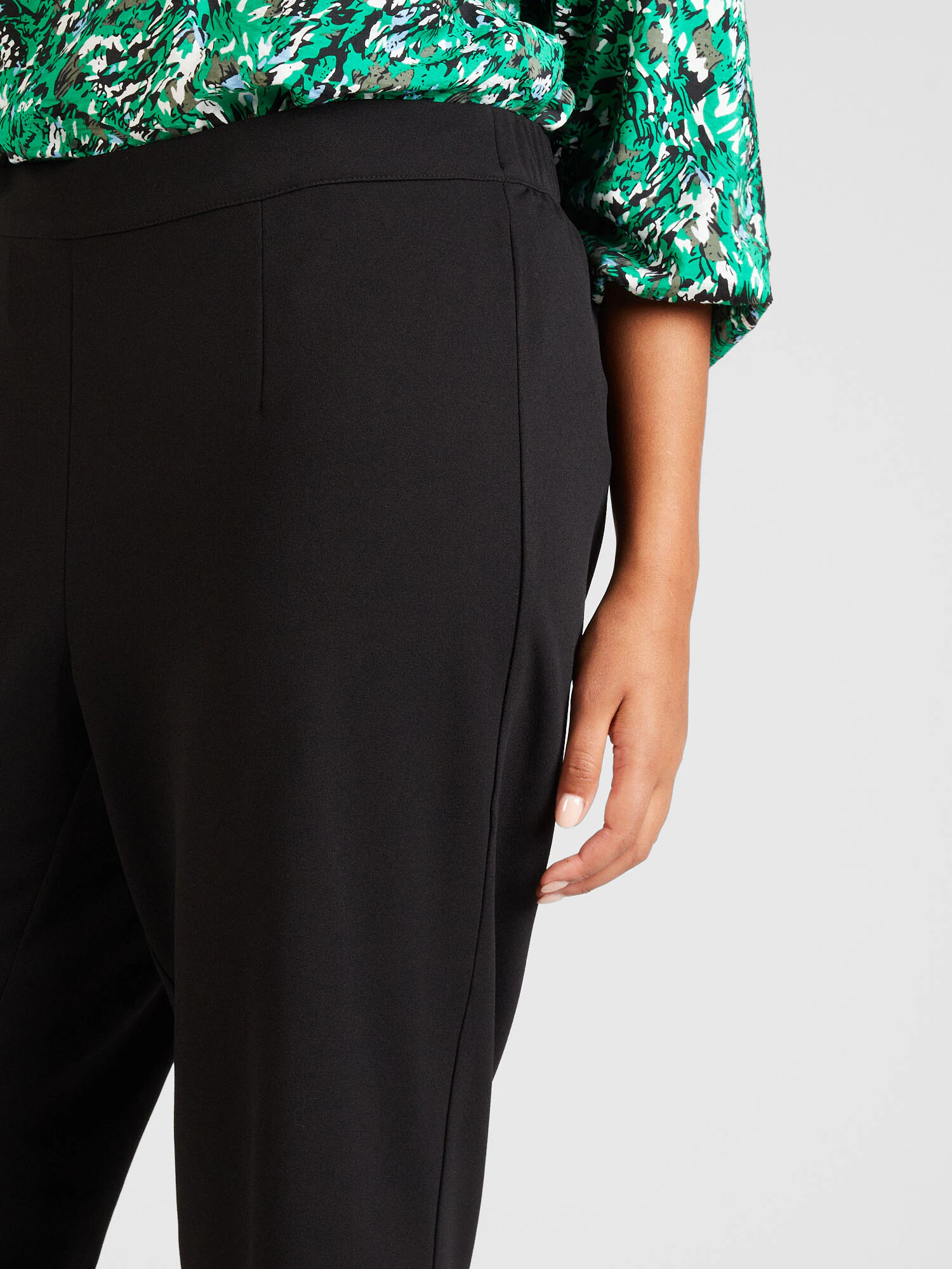 Vero Moda Curve Pantaloni 'SARA' negru - Pled.ro