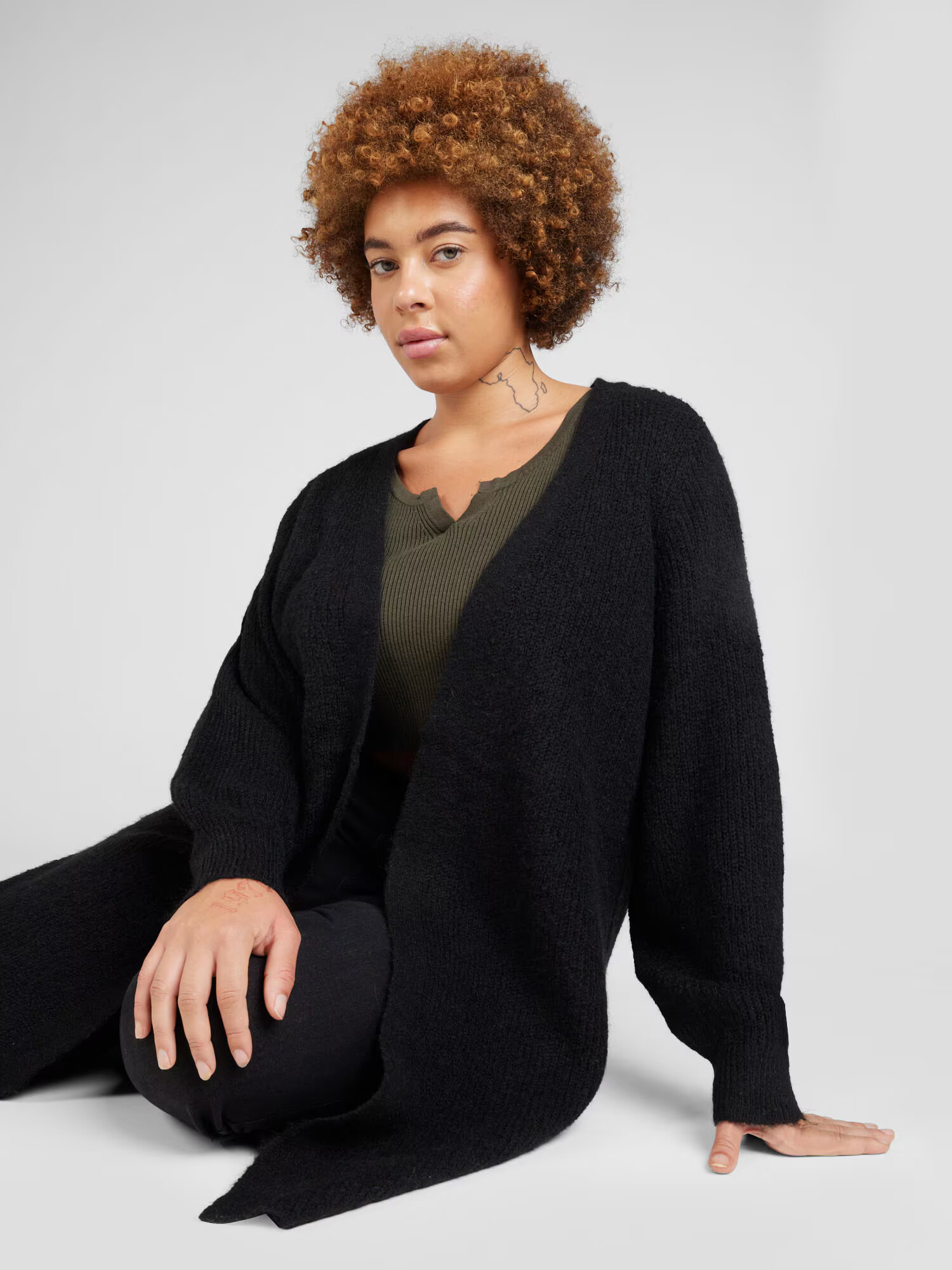 Vero Moda Curve Geacă tricotată 'MILI' negru - Pled.ro