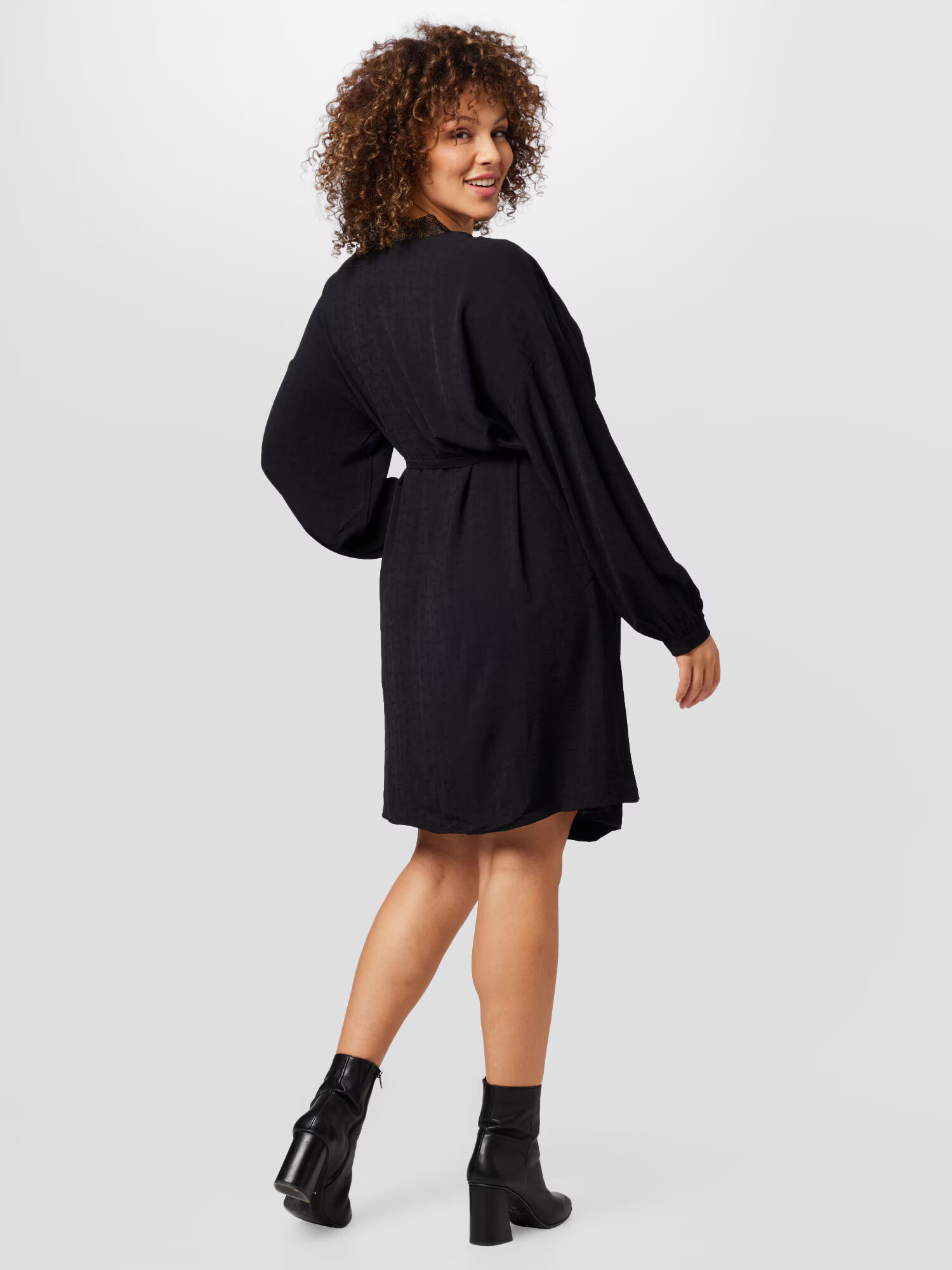 Vero Moda Curve Rochie 'LYRA' negru - Pled.ro