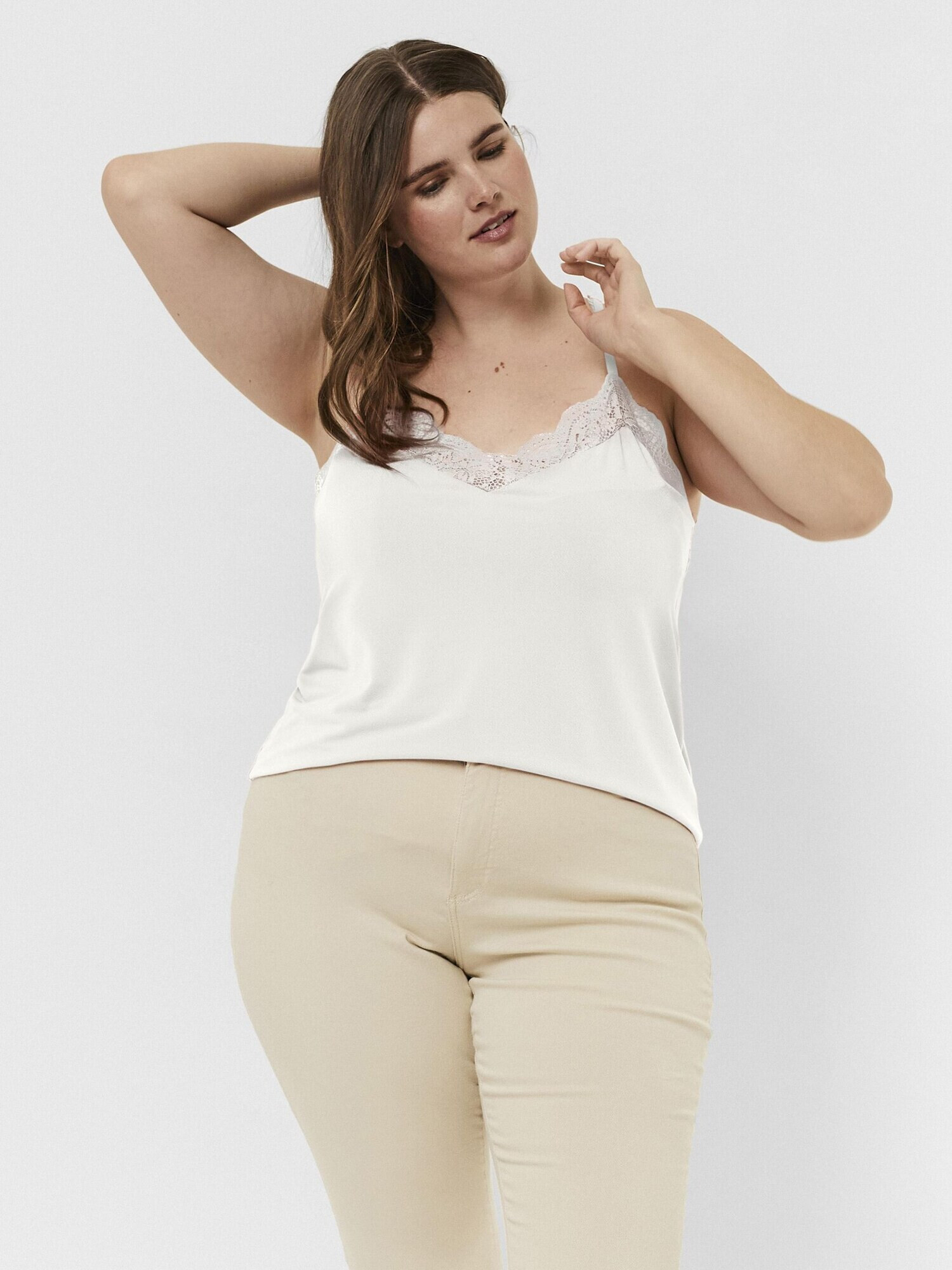 Vero Moda Curve Top 'Ana' alb - Pled.ro