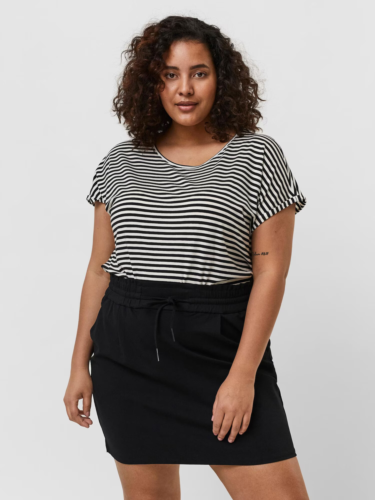 Vero Moda Curve Tricou 'Ava' negru / alb - Pled.ro