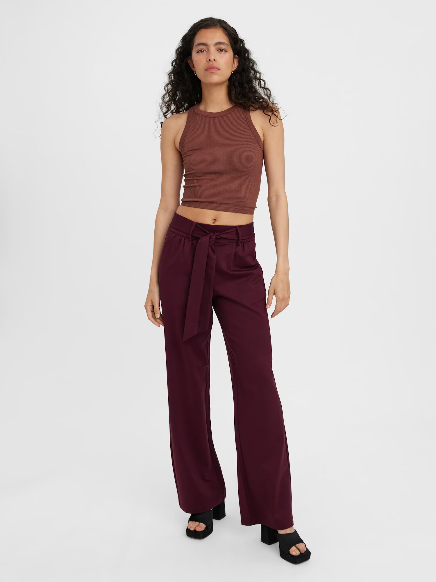 VERO MODA Pantaloni cutați 'Eva' roșu burgundy - Pled.ro