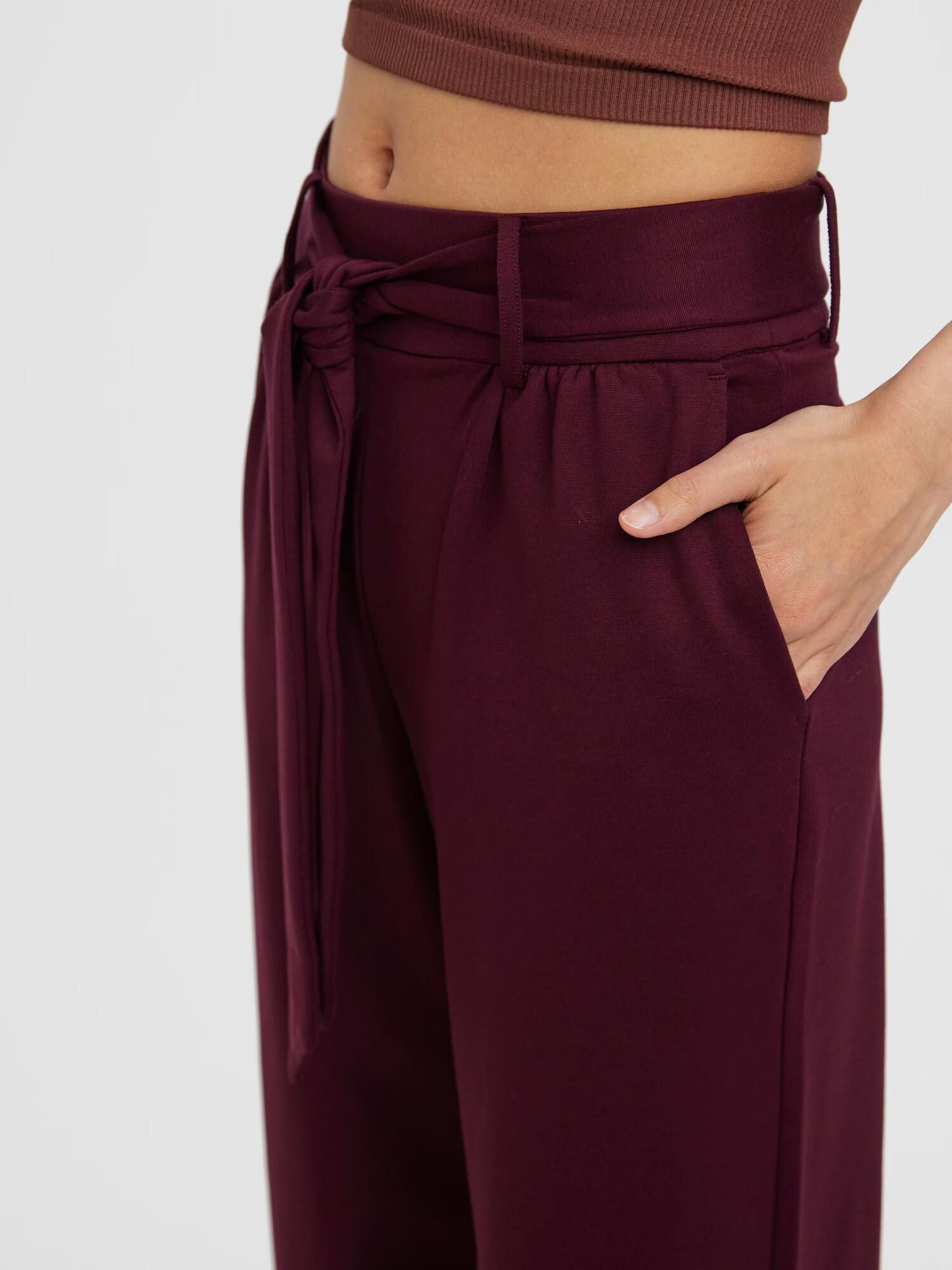 VERO MODA Pantaloni cutați 'Eva' roșu burgundy - Pled.ro