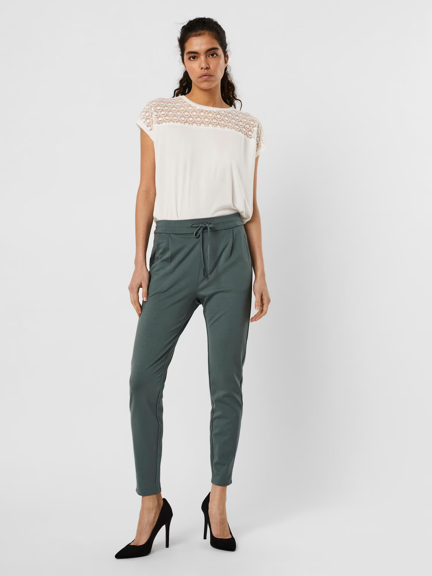 VERO MODA Pantaloni cutați 'Eva' verde smarald - Pled.ro