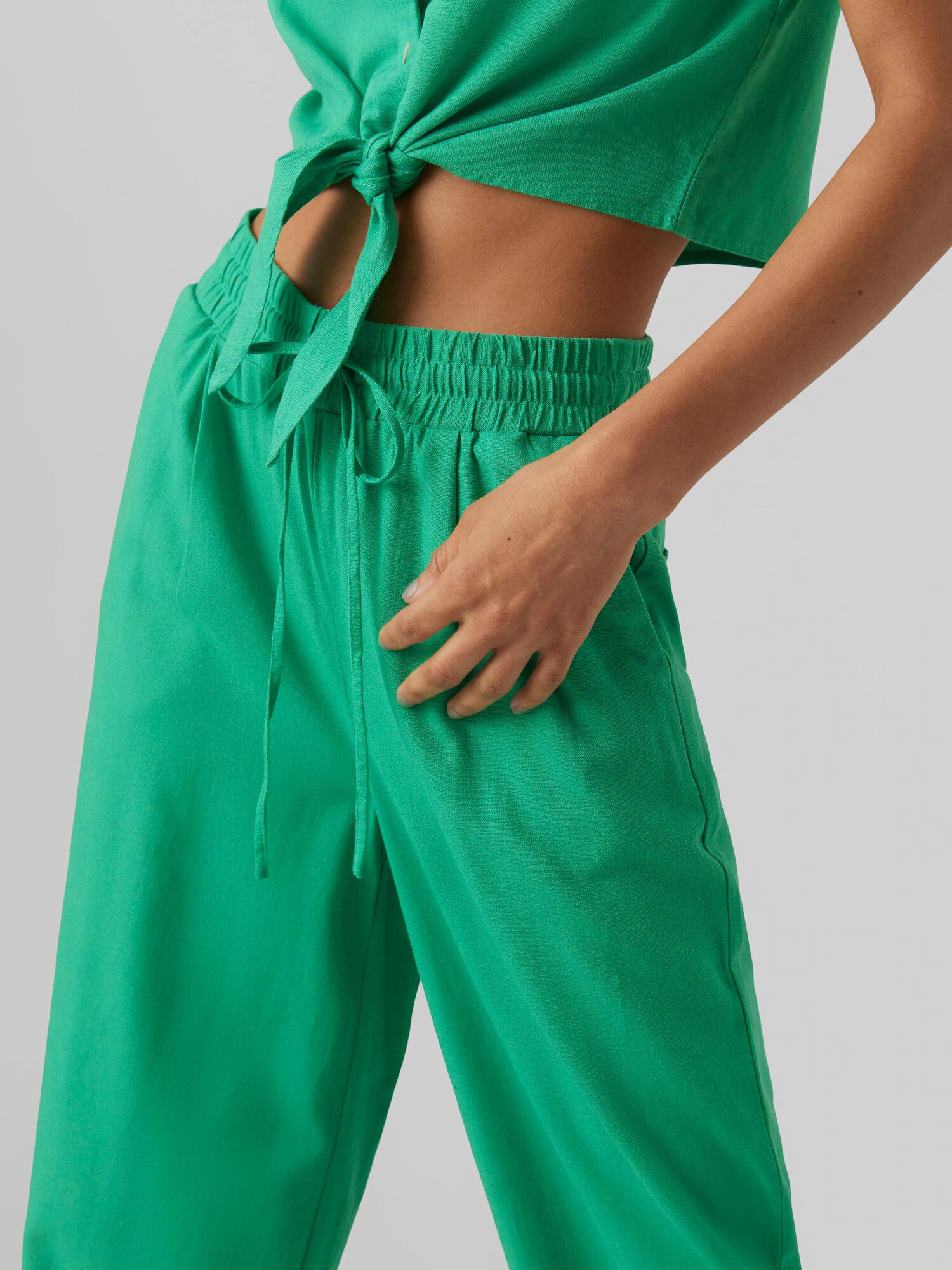 VERO MODA Pantaloni 'Jesmilo' verde iarbă - Pled.ro